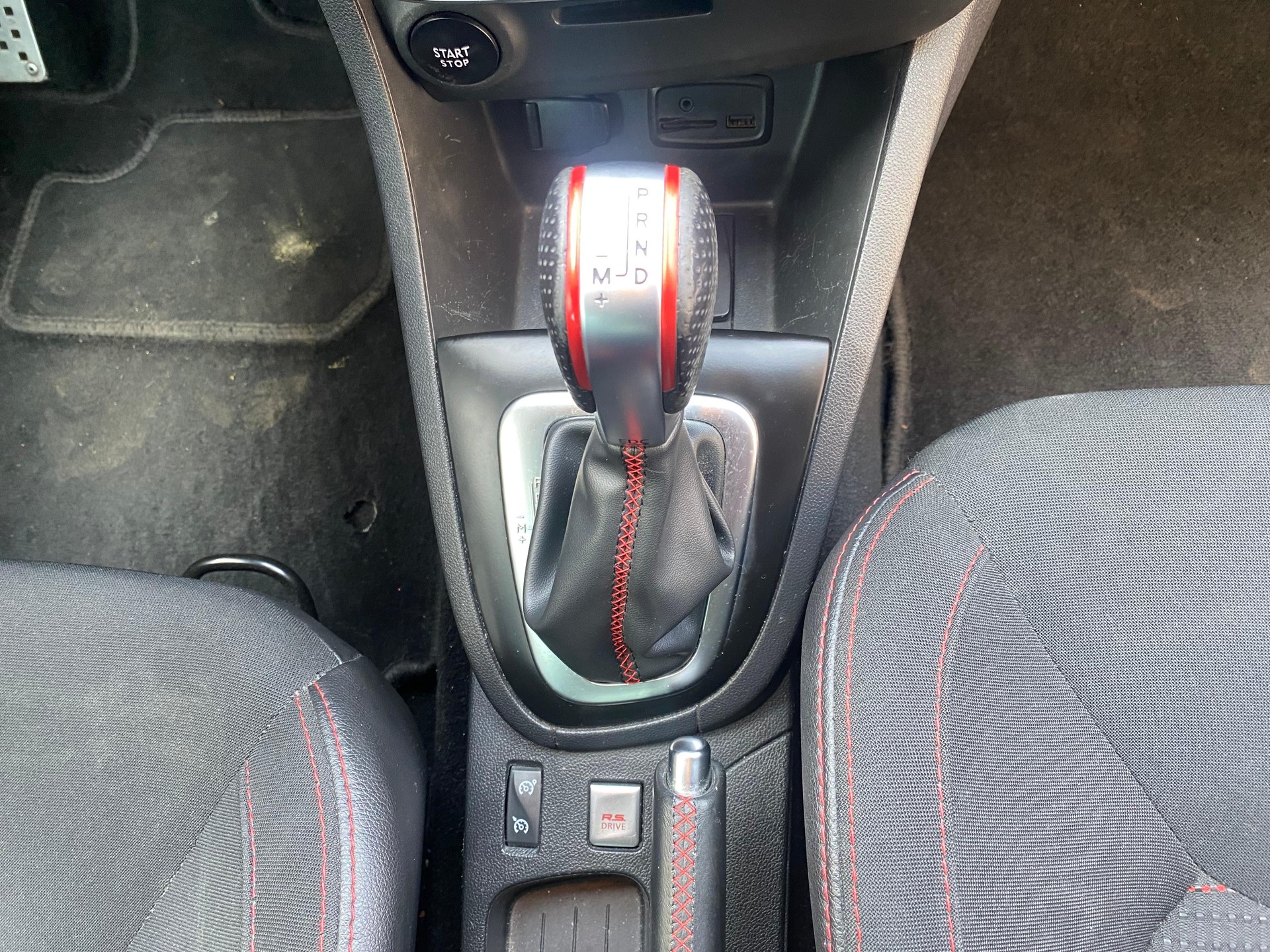 RENAULT Clio Sport 1.6 T RS 220 Trophy S/S-image-12