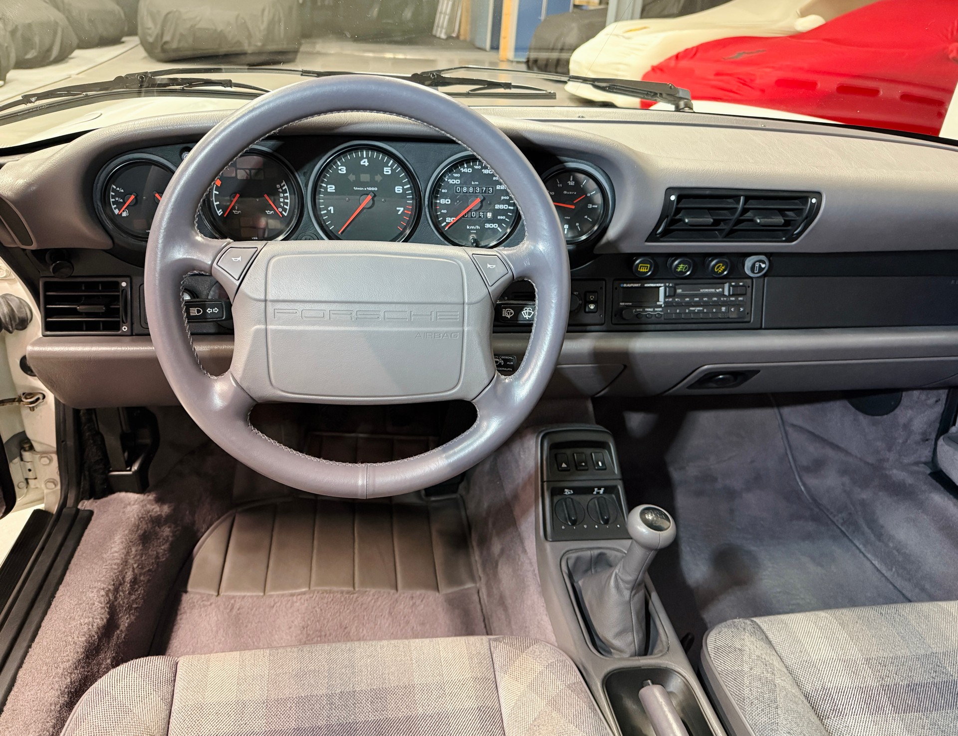PORSCHE 911 964 Carrera 4 mit seltenem „Multicolor Cloth Grey Interieur“ Veteran-image-7