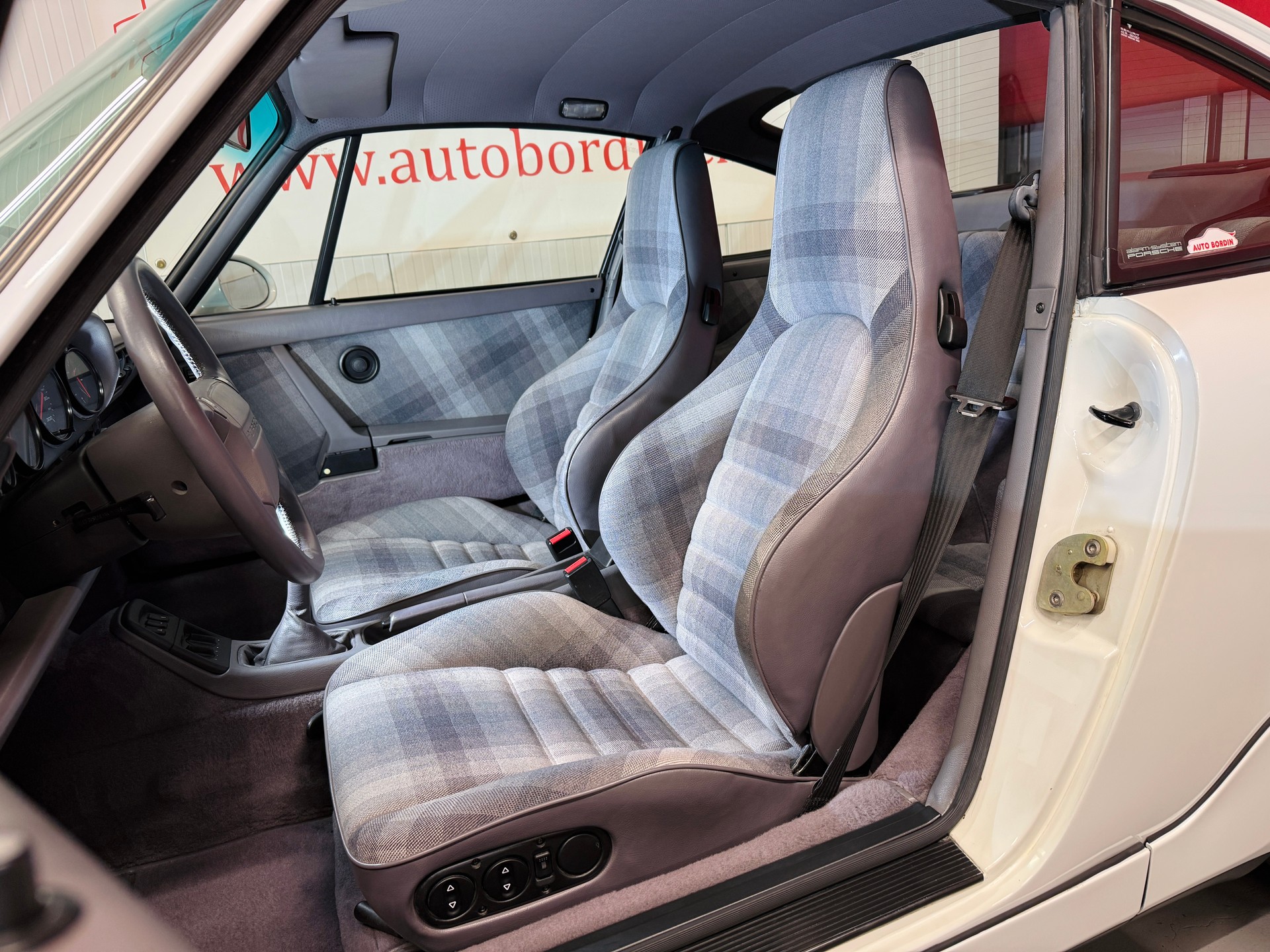 PORSCHE 911 964 Carrera 4 mit seltenem „Multicolor Cloth Grey Interieur“ Veteran-image-4