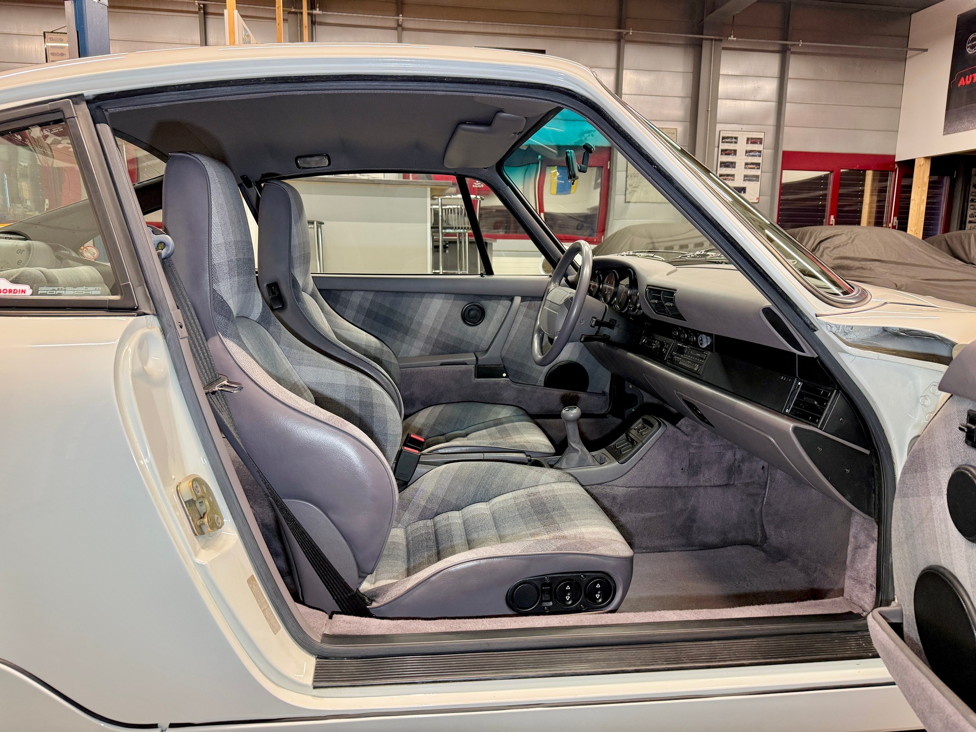 PORSCHE 911 964 Carrera 4 mit seltenem „Multicolor Cloth Grey Interieur“ Veteran-image-11