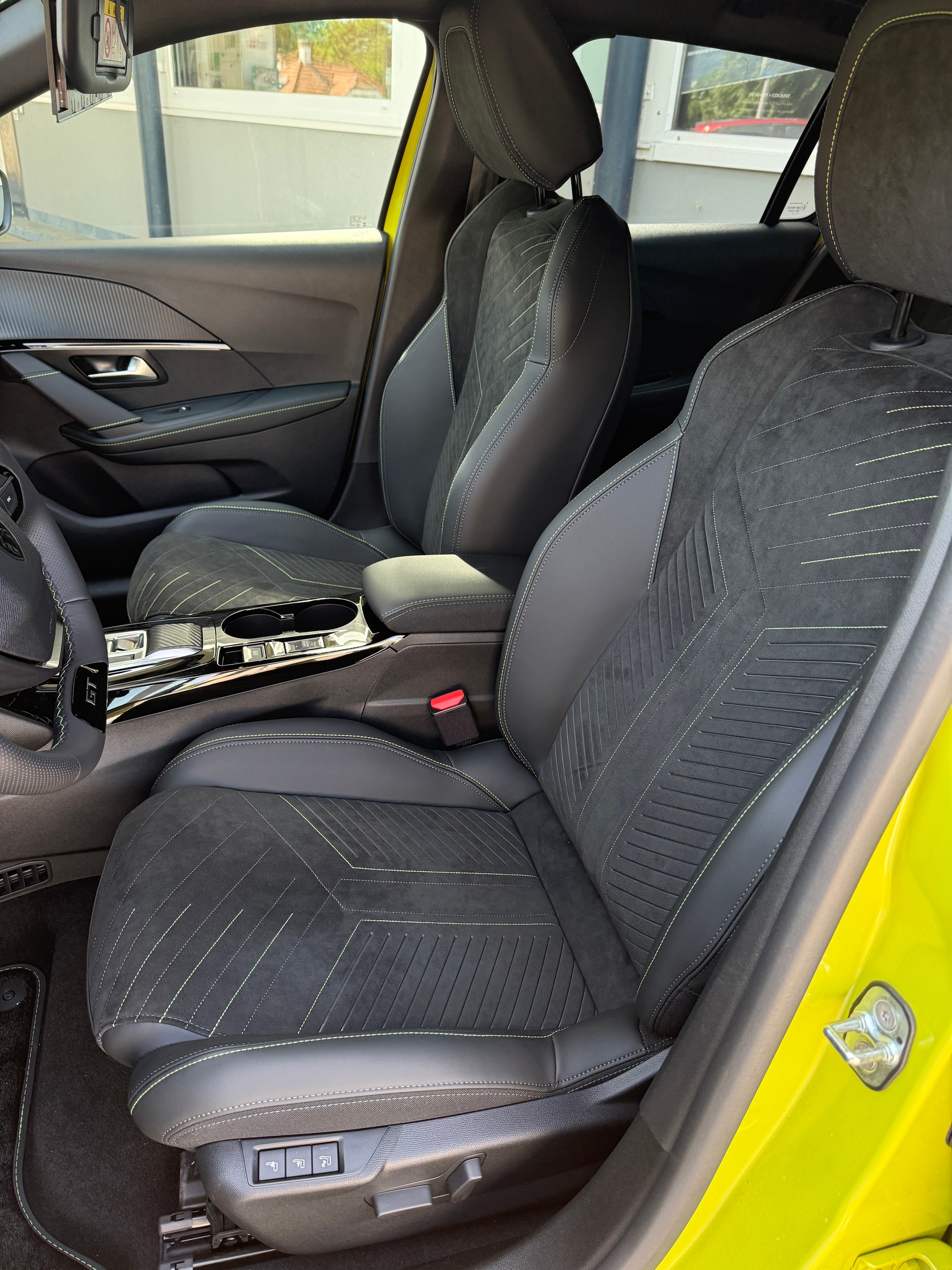 PEUGEOT 208 1.2 MHEV 145 GT-image-6