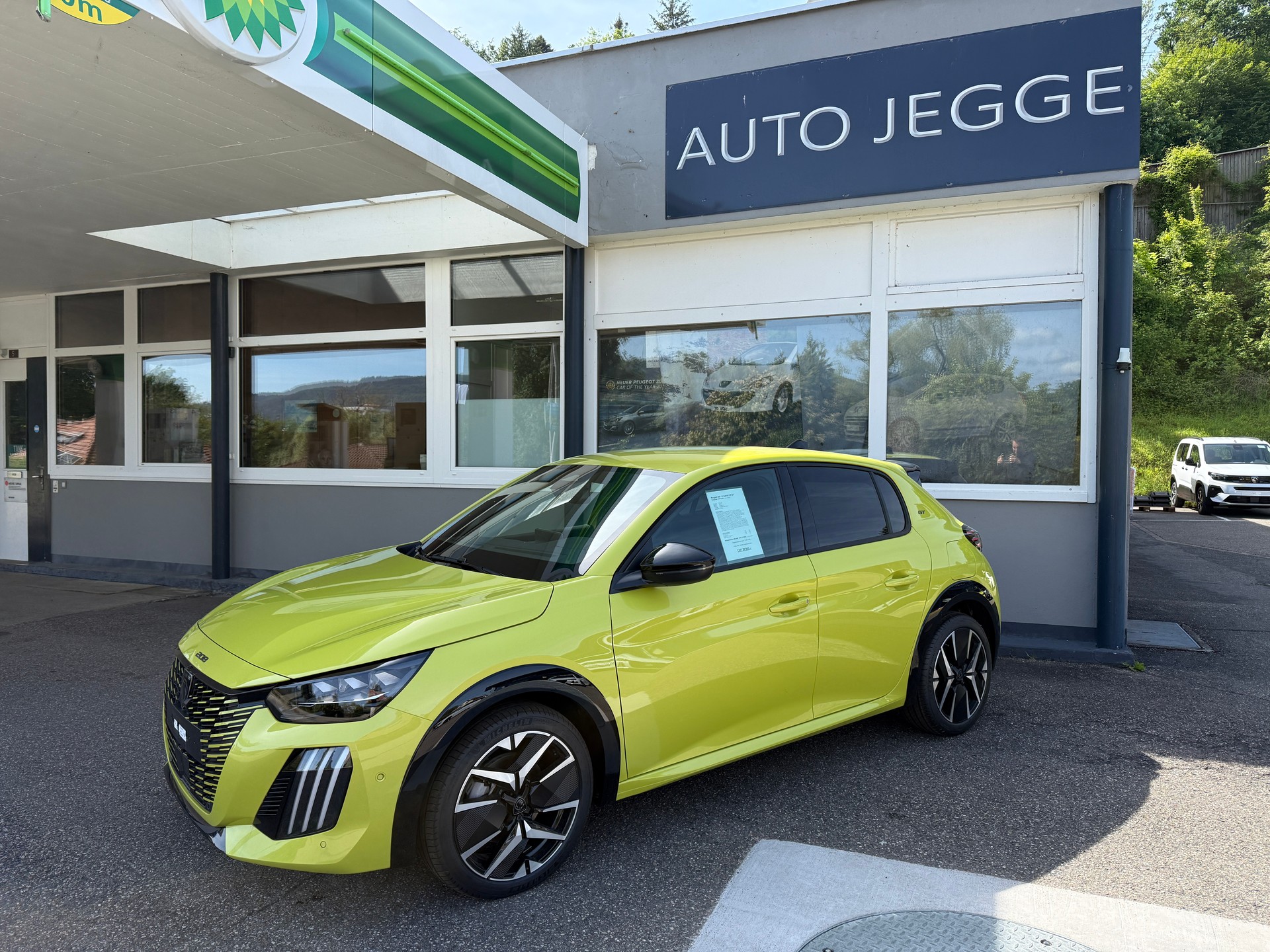 PEUGEOT 208 1.2 MHEV 145 GT-image-1