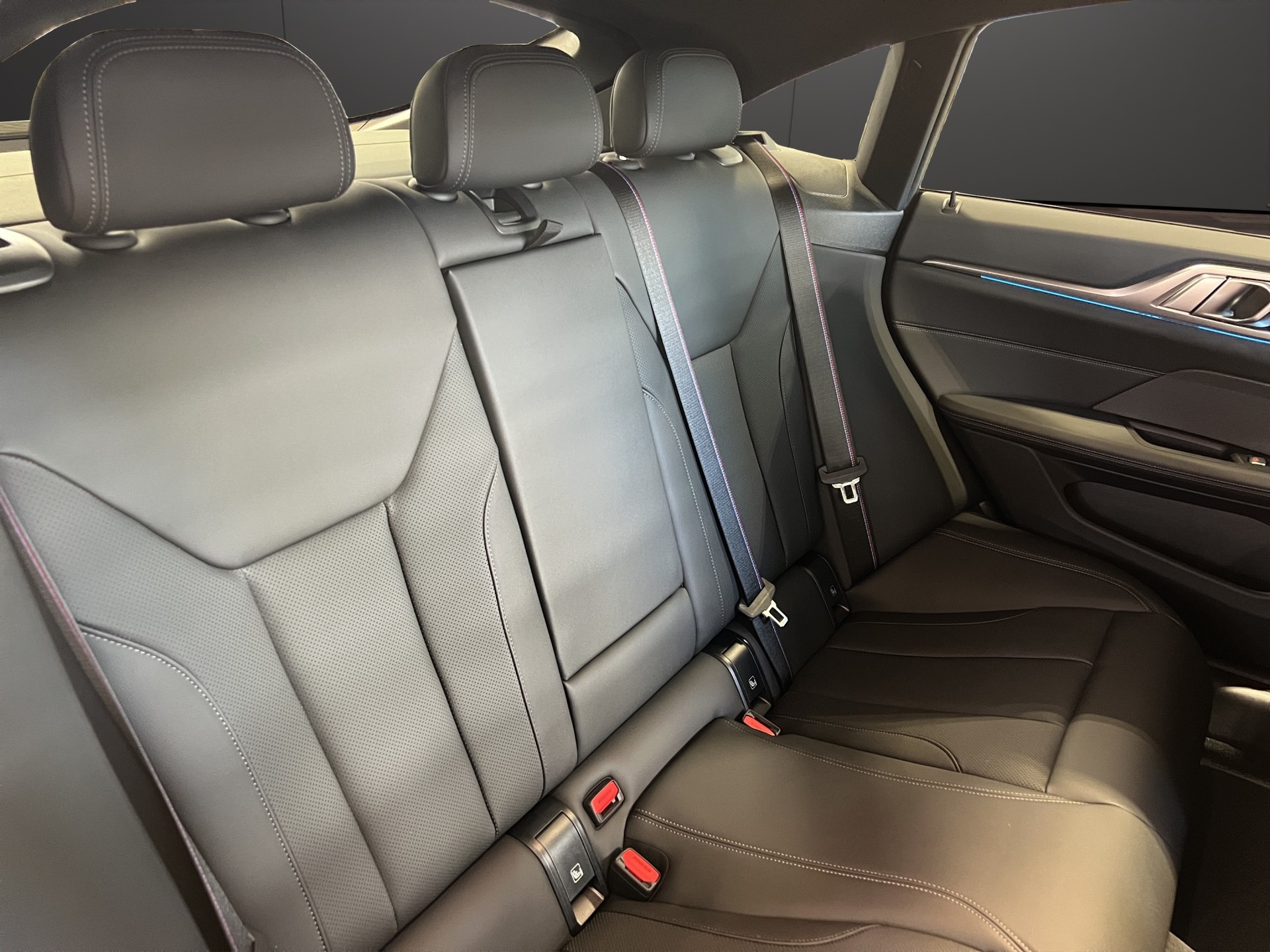 BMW i4 xDrive40-image-16