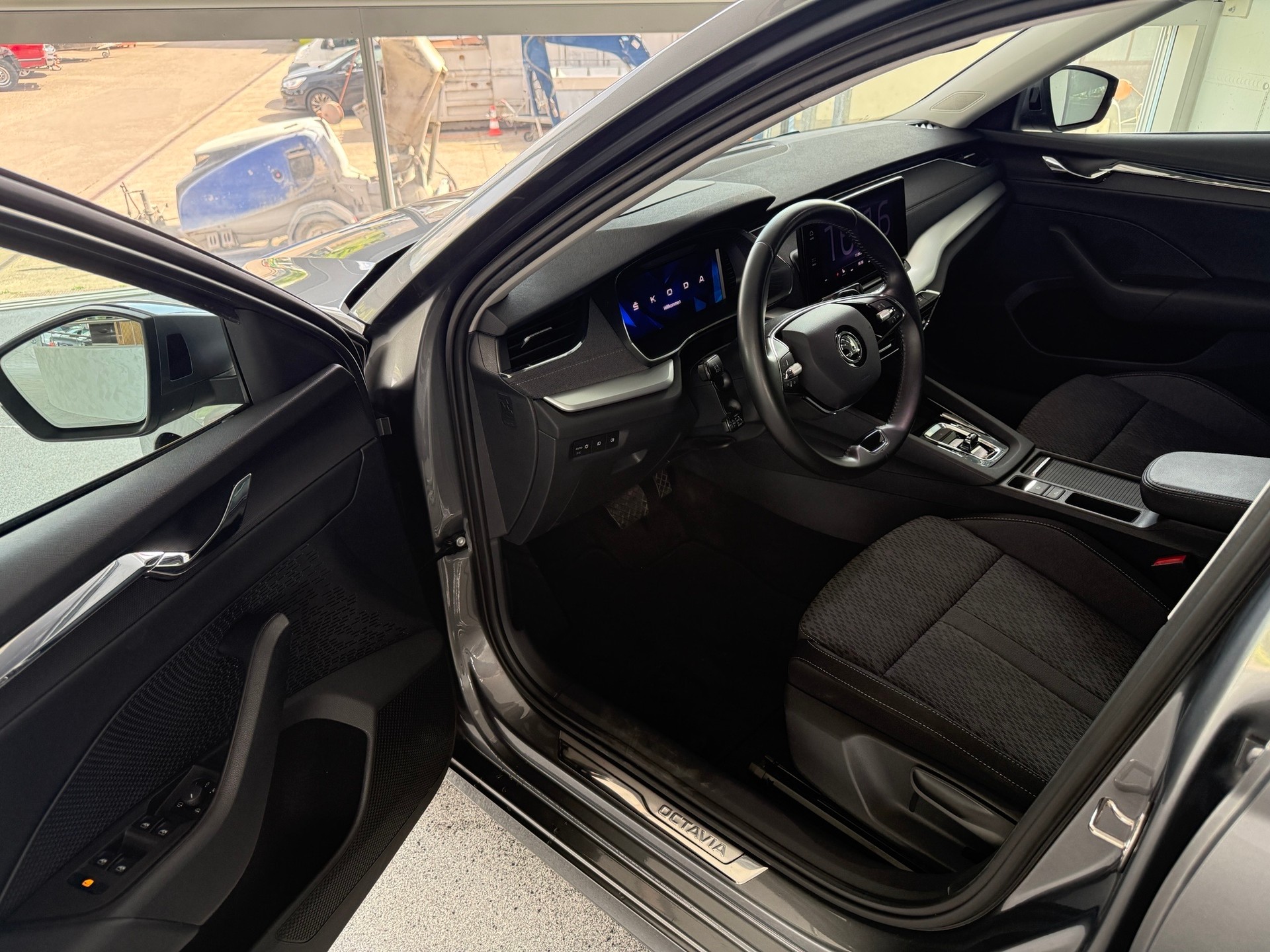SKODA Octavia Combi 2.0 TDI DSG Style-image-6