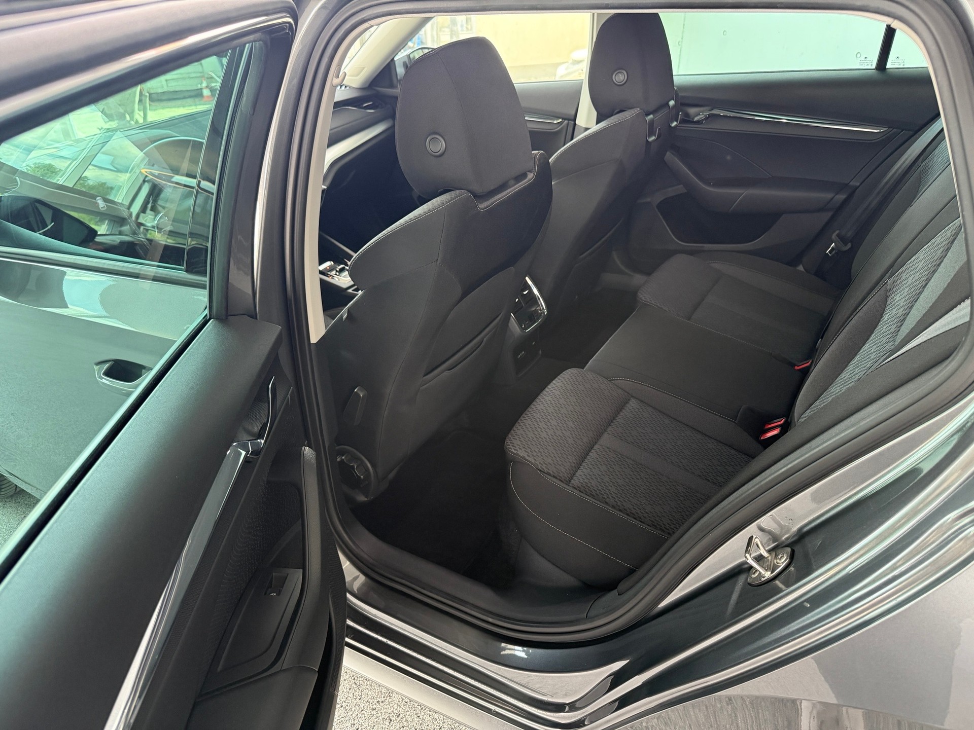 SKODA Octavia Combi 2.0 TDI DSG Style-image-8