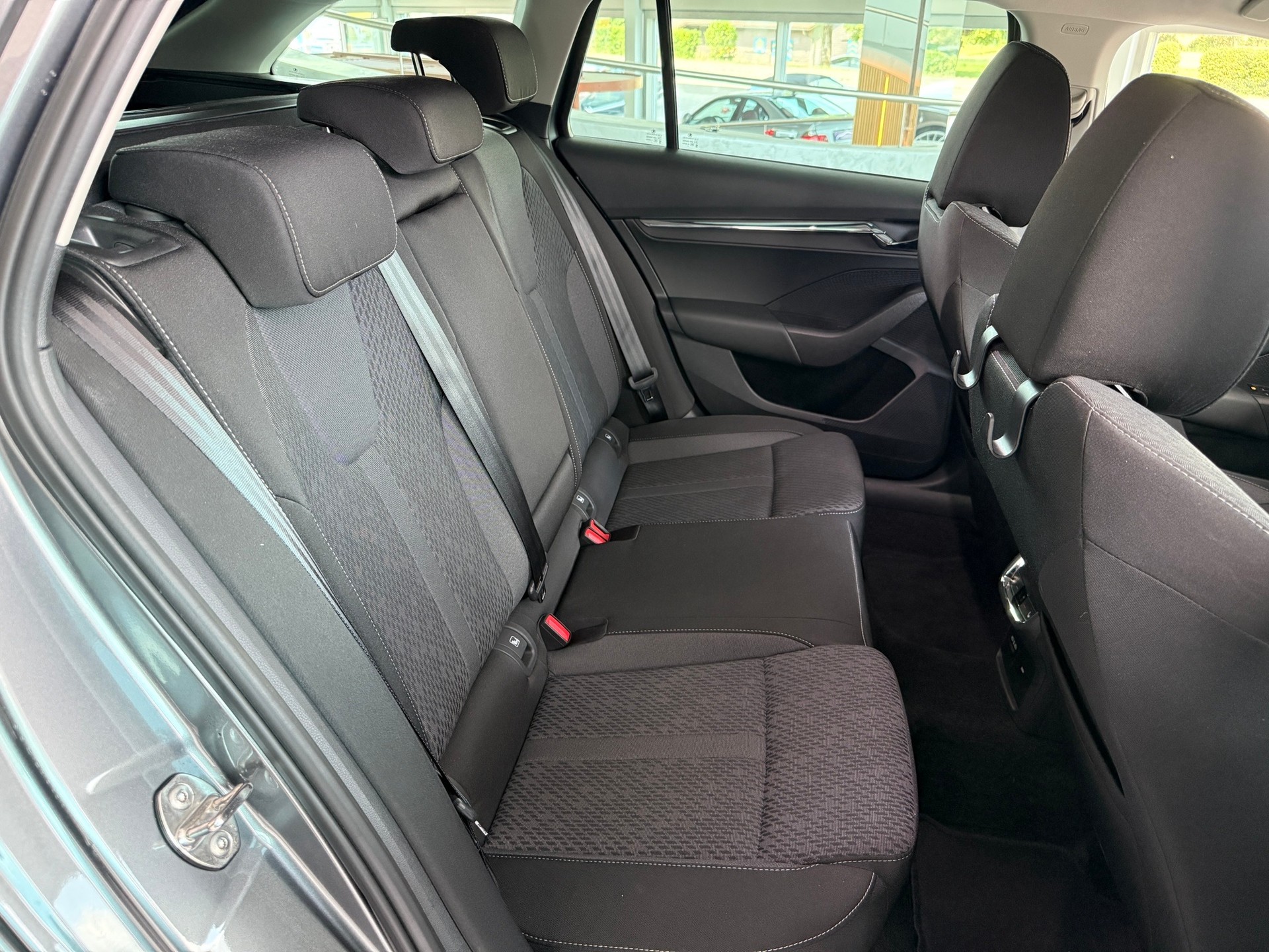 SKODA Octavia Combi 2.0 TDI DSG Style-image-12