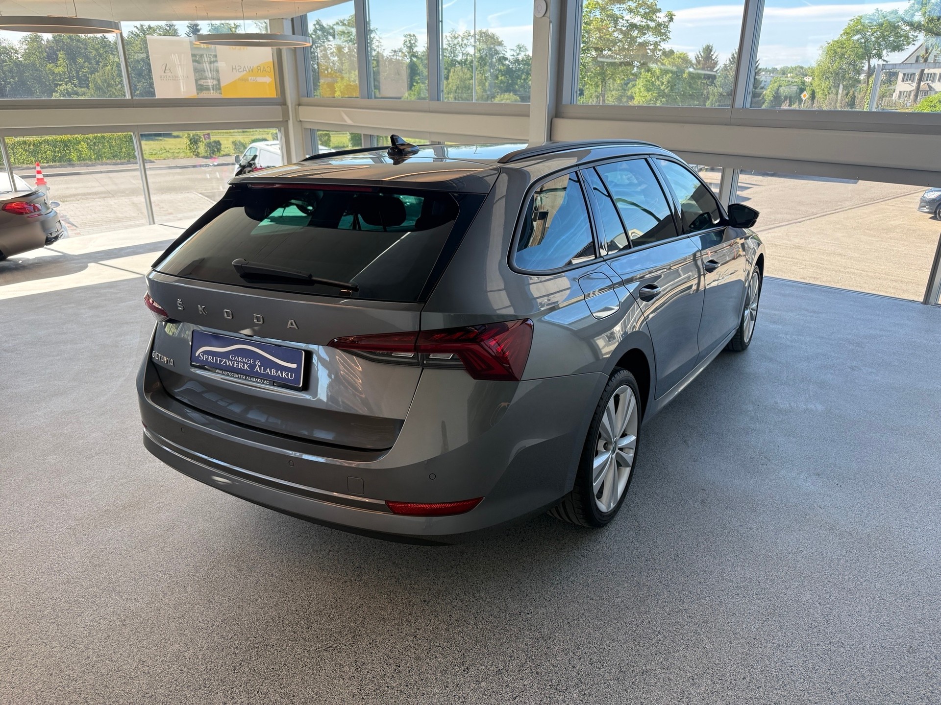 SKODA Octavia Combi 2.0 TDI DSG Ambition-image-5