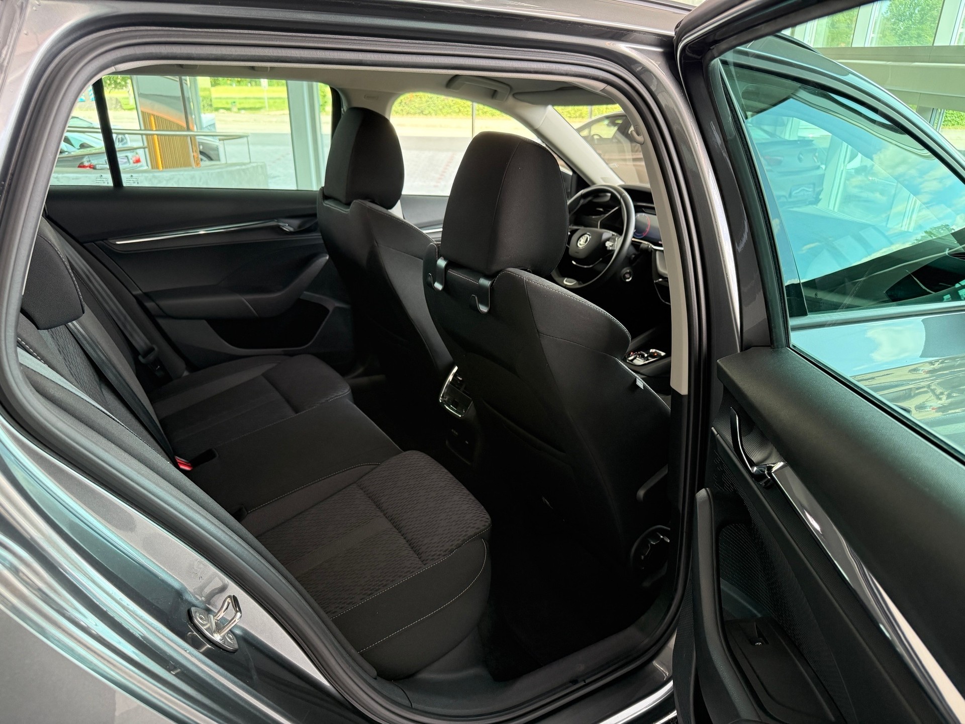 SKODA Octavia Combi 2.0 TDI DSG Style-image-11
