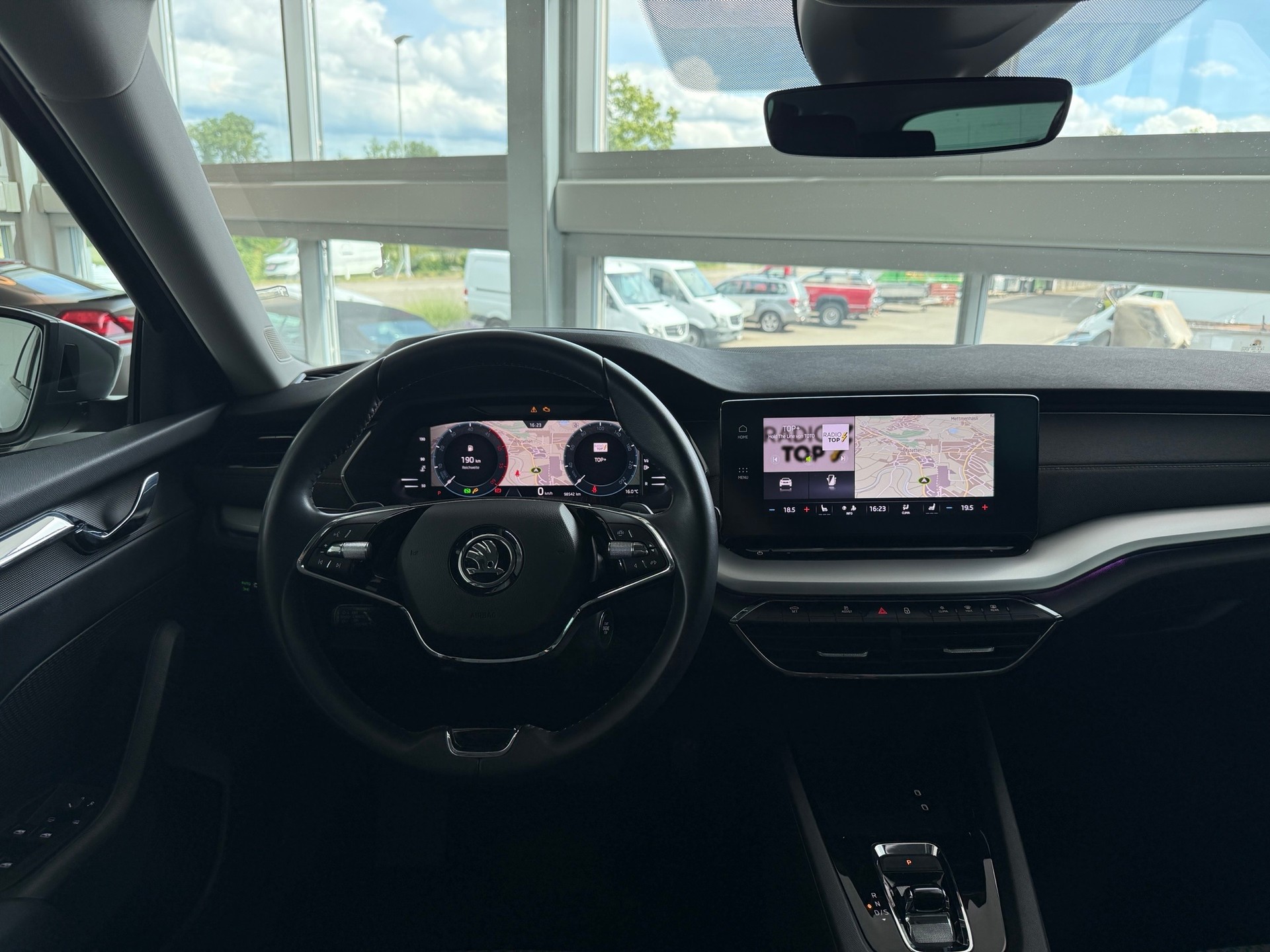 SKODA Octavia Combi 2.0 TDI DSG Style-image-18