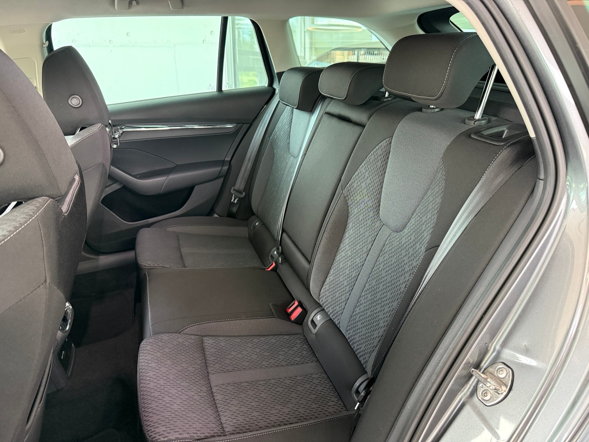 SKODA Octavia Combi 2.0 TDI DSG Style-image-9