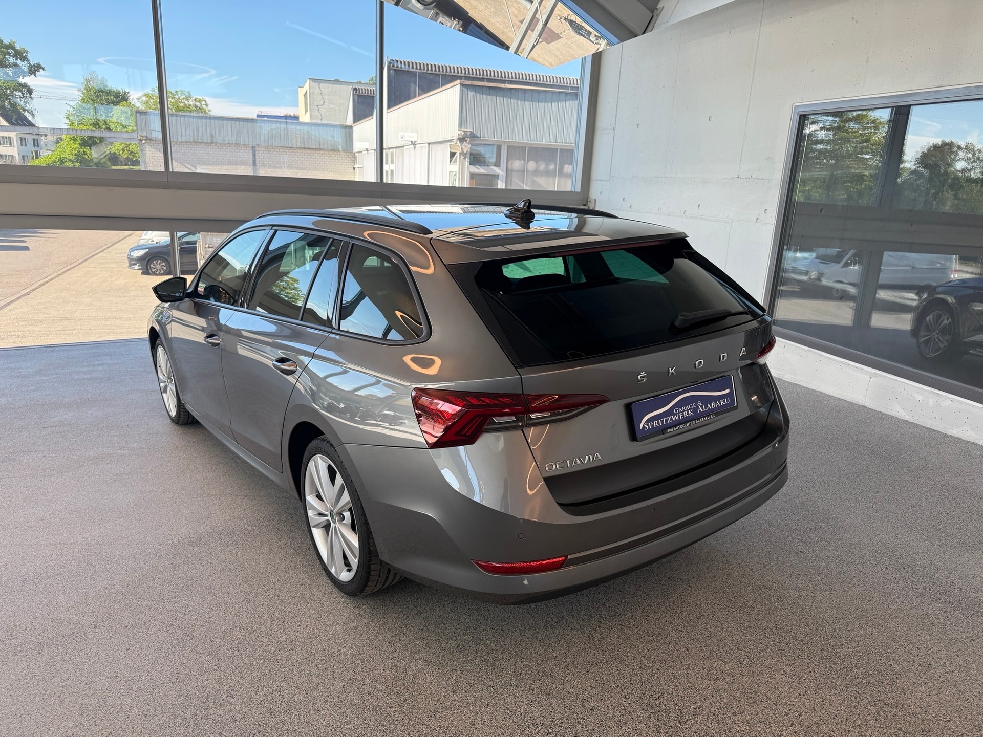 SKODA Octavia Combi 2.0 TDI DSG Ambition-image-3