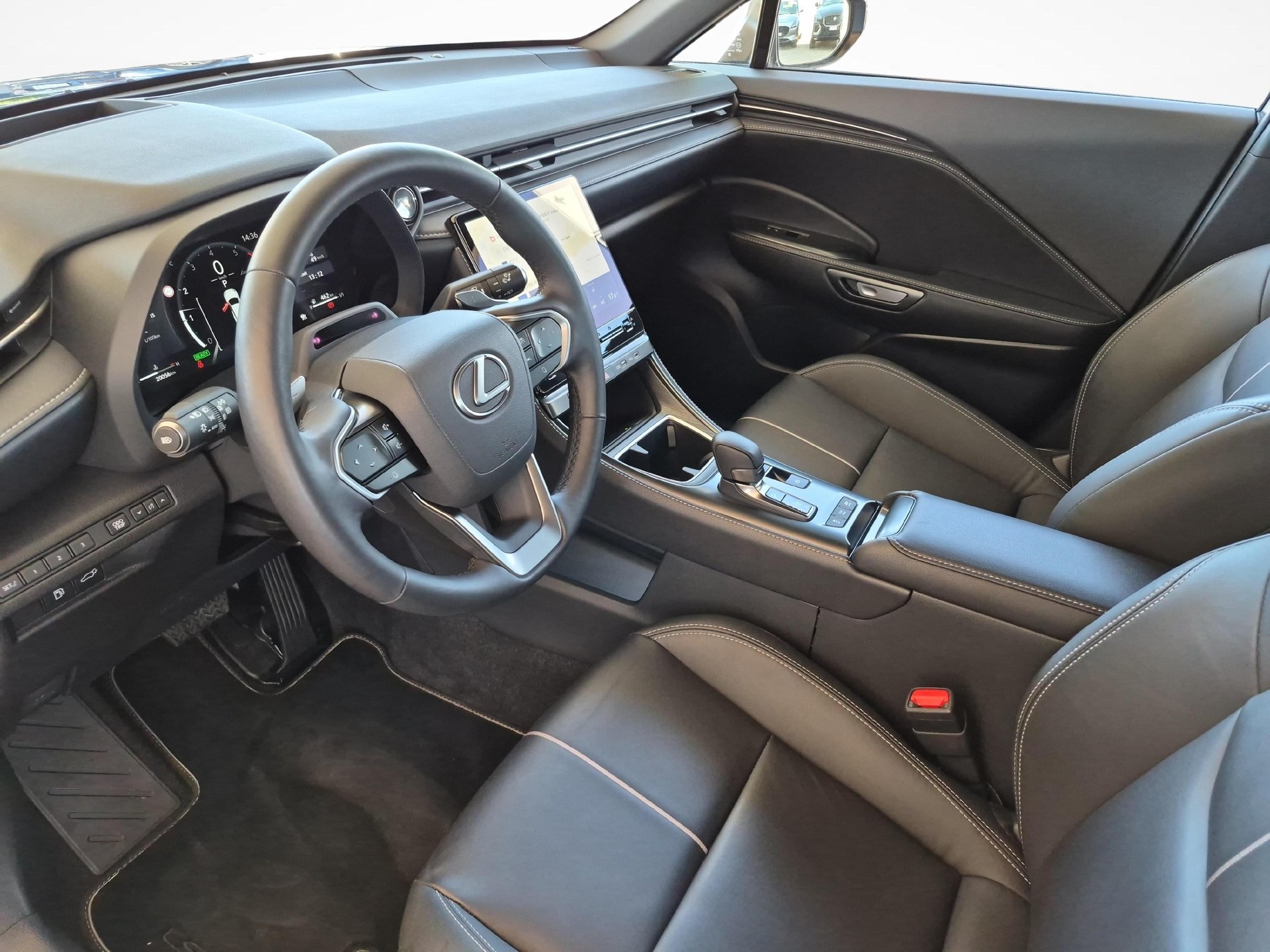 LEXUS LBX 1.5 Hybrid Relax AWD-image-12