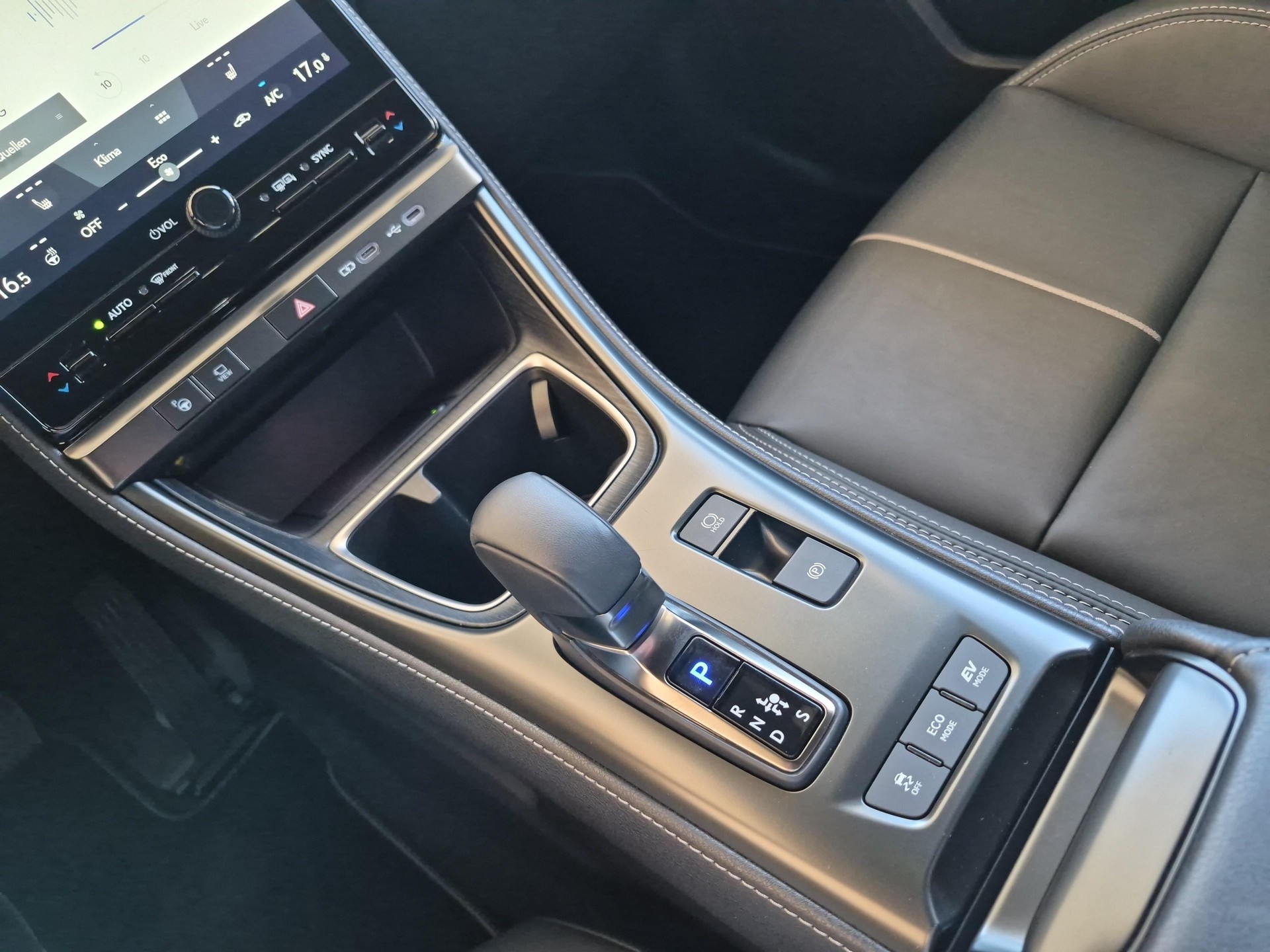 LEXUS LBX 1.5 Hybrid Relax AWD / ab 3,99% Leasing bei Abschluss einer Protect Autoversicherung-image-15