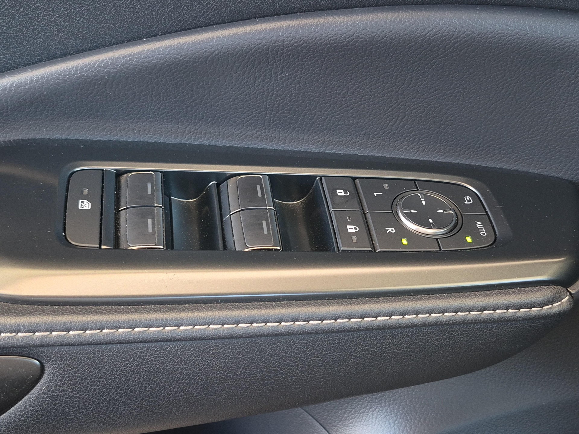 LEXUS LBX 1.5 Hybrid Relax AWD-image-17