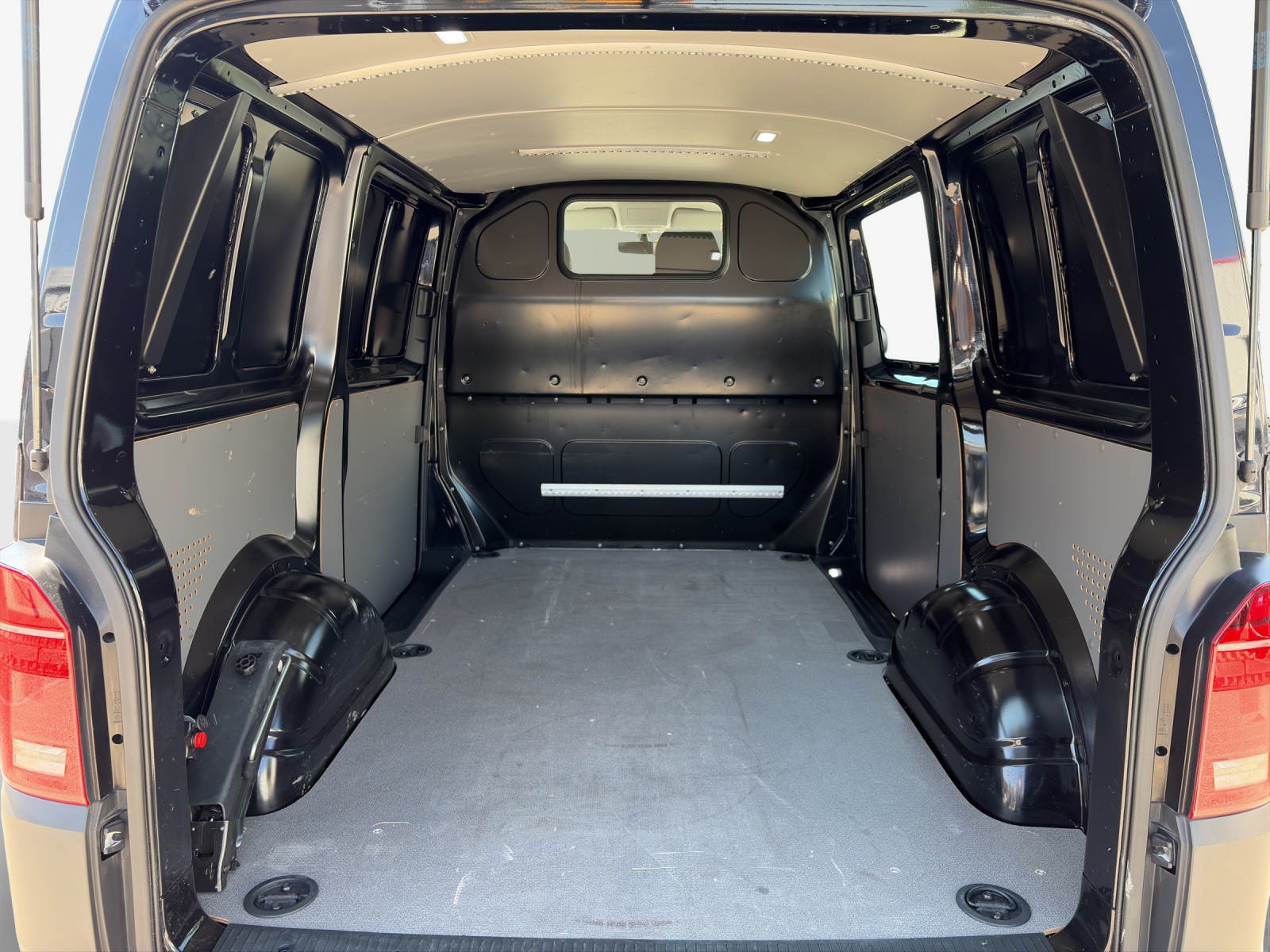 VW T6.1 2.0 TDI DSG-image-12
