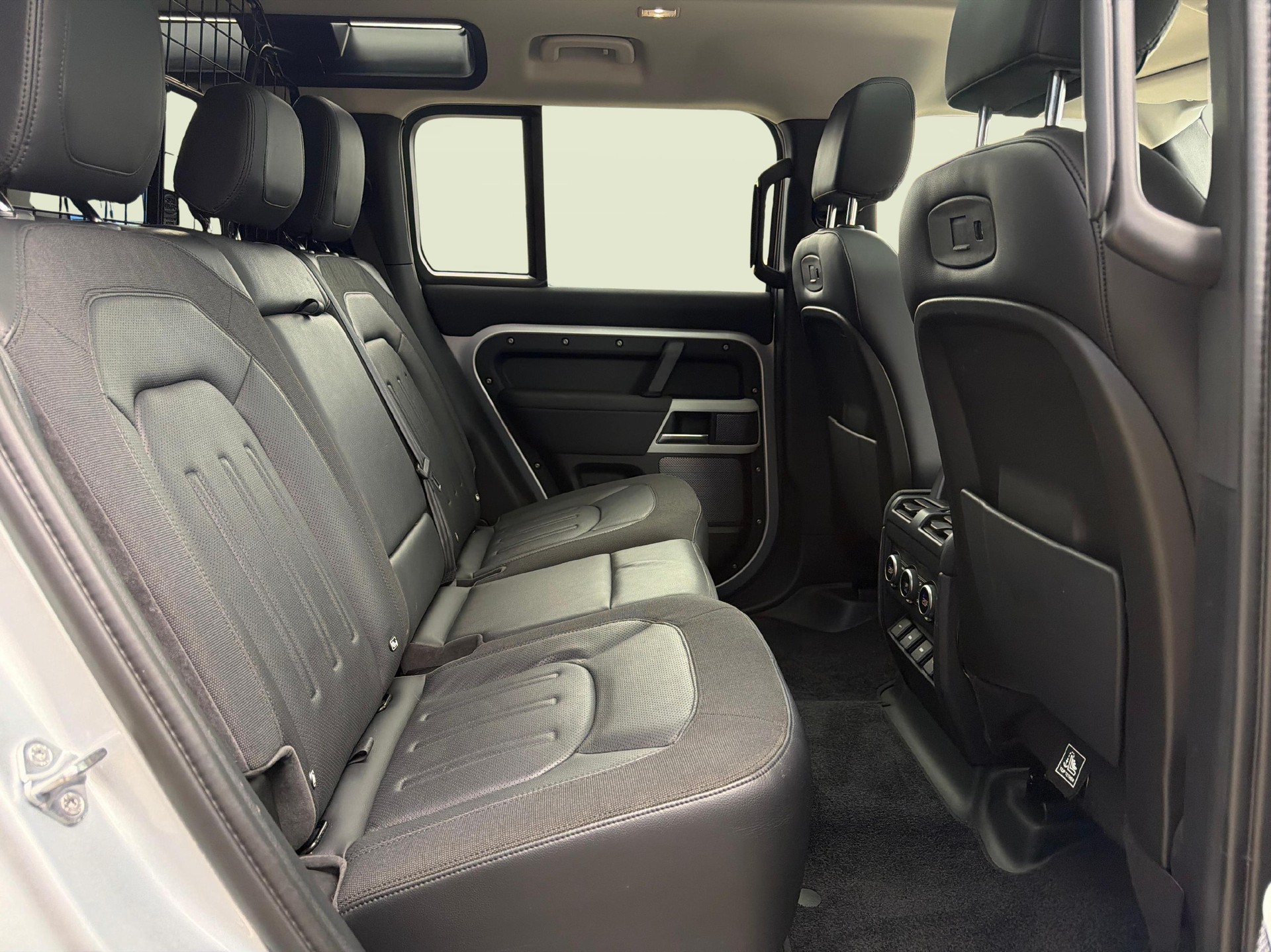 LAND ROVER Defender 110 2.0 SD4 240 First Edition-image-11
