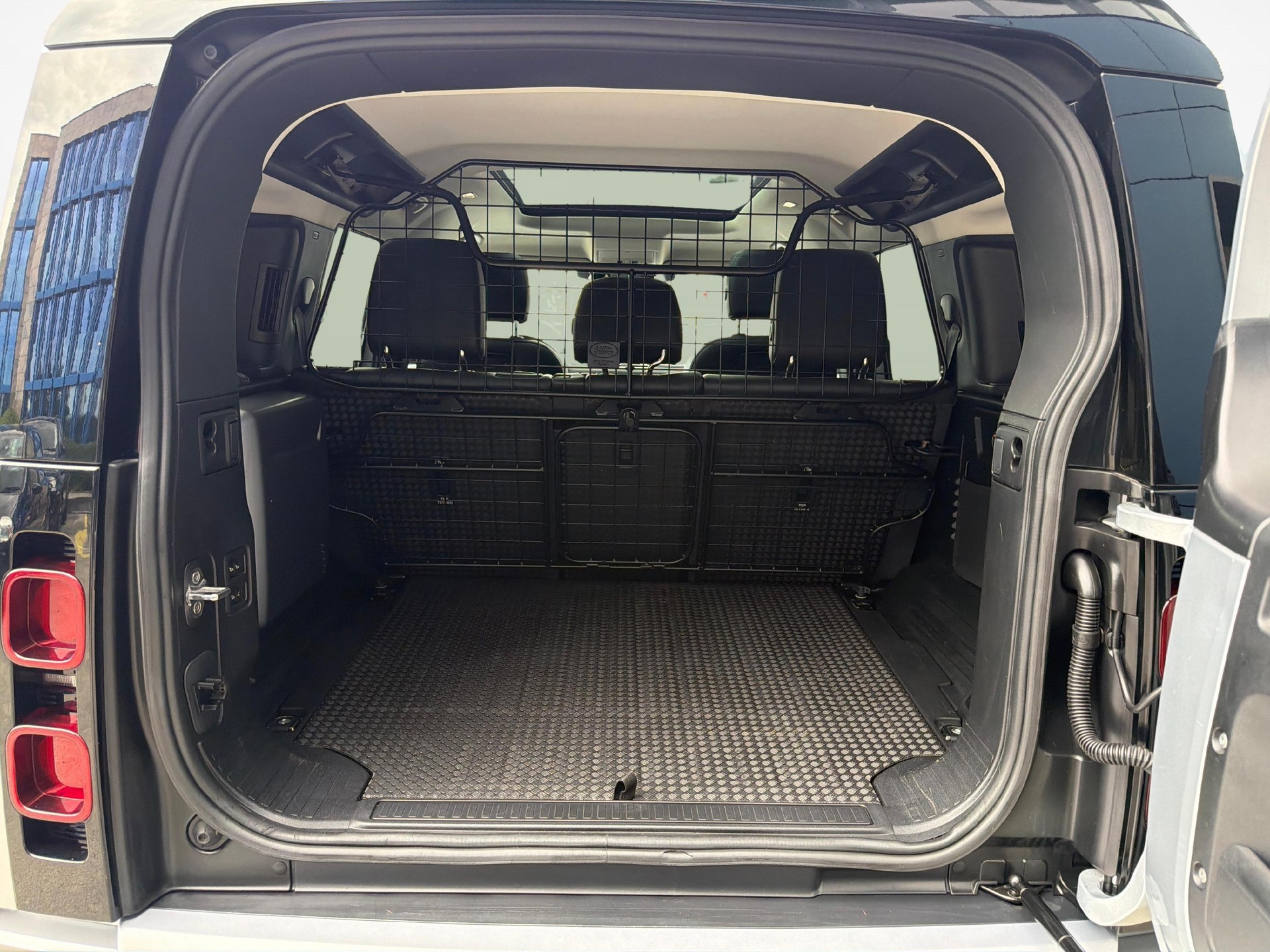 LAND ROVER Defender 110 2.0 SD4 240 First Edition-image-12