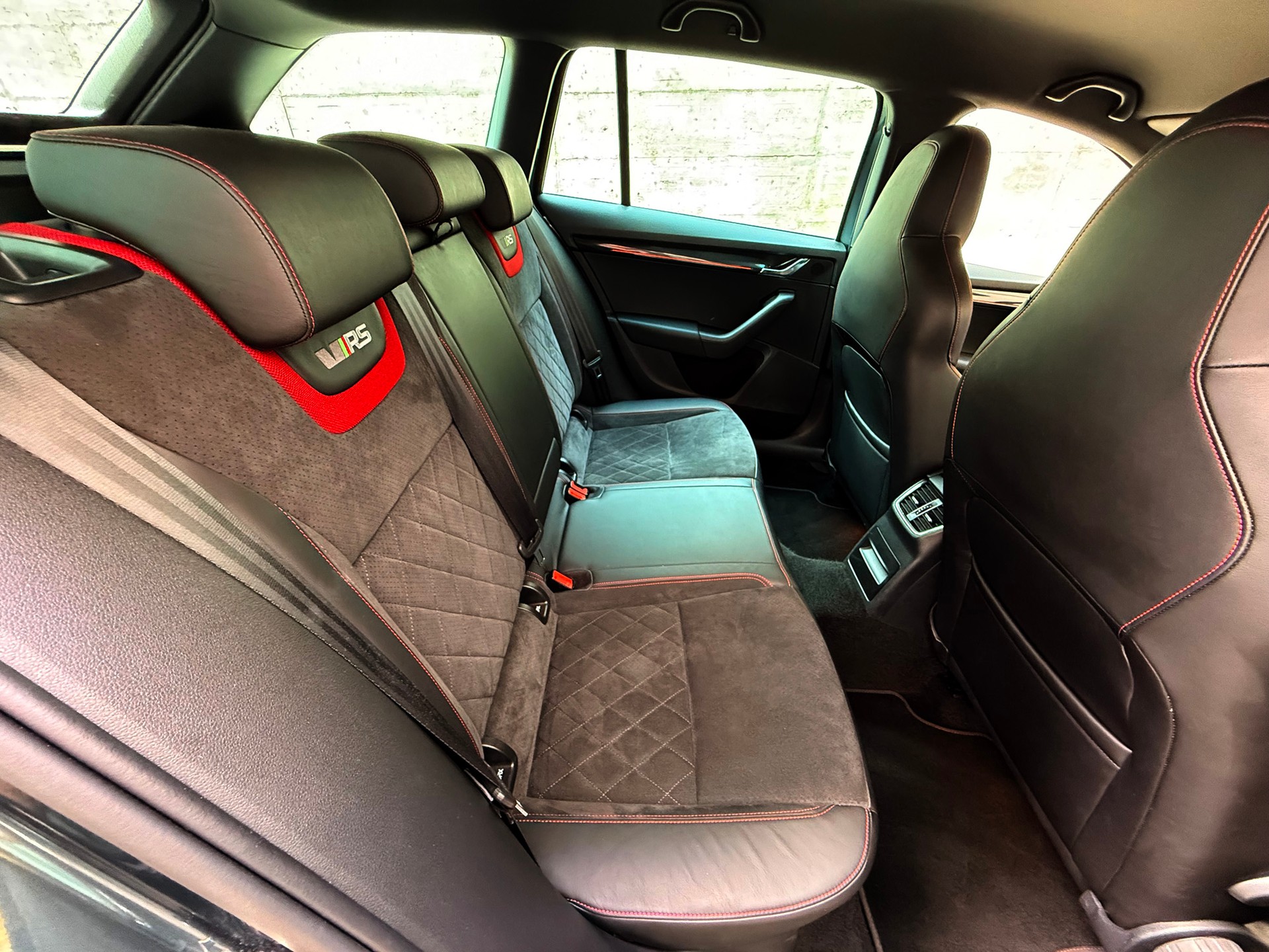 SKODA Octavia Combi 2.0 TDI RS 4x4 DSG-image-18