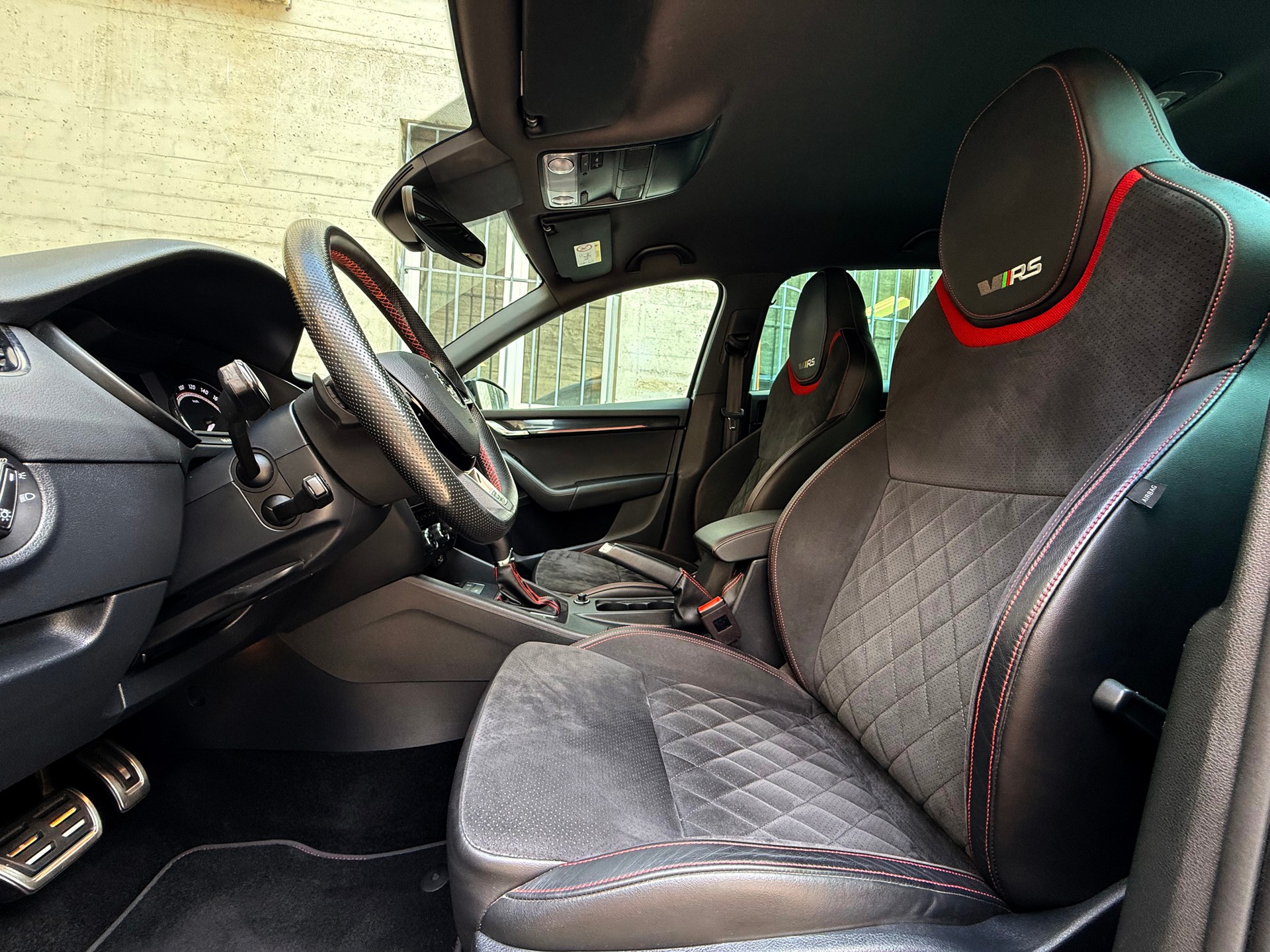 SKODA Octavia Combi 2.0 TDI RS 4x4 DSG-image-16