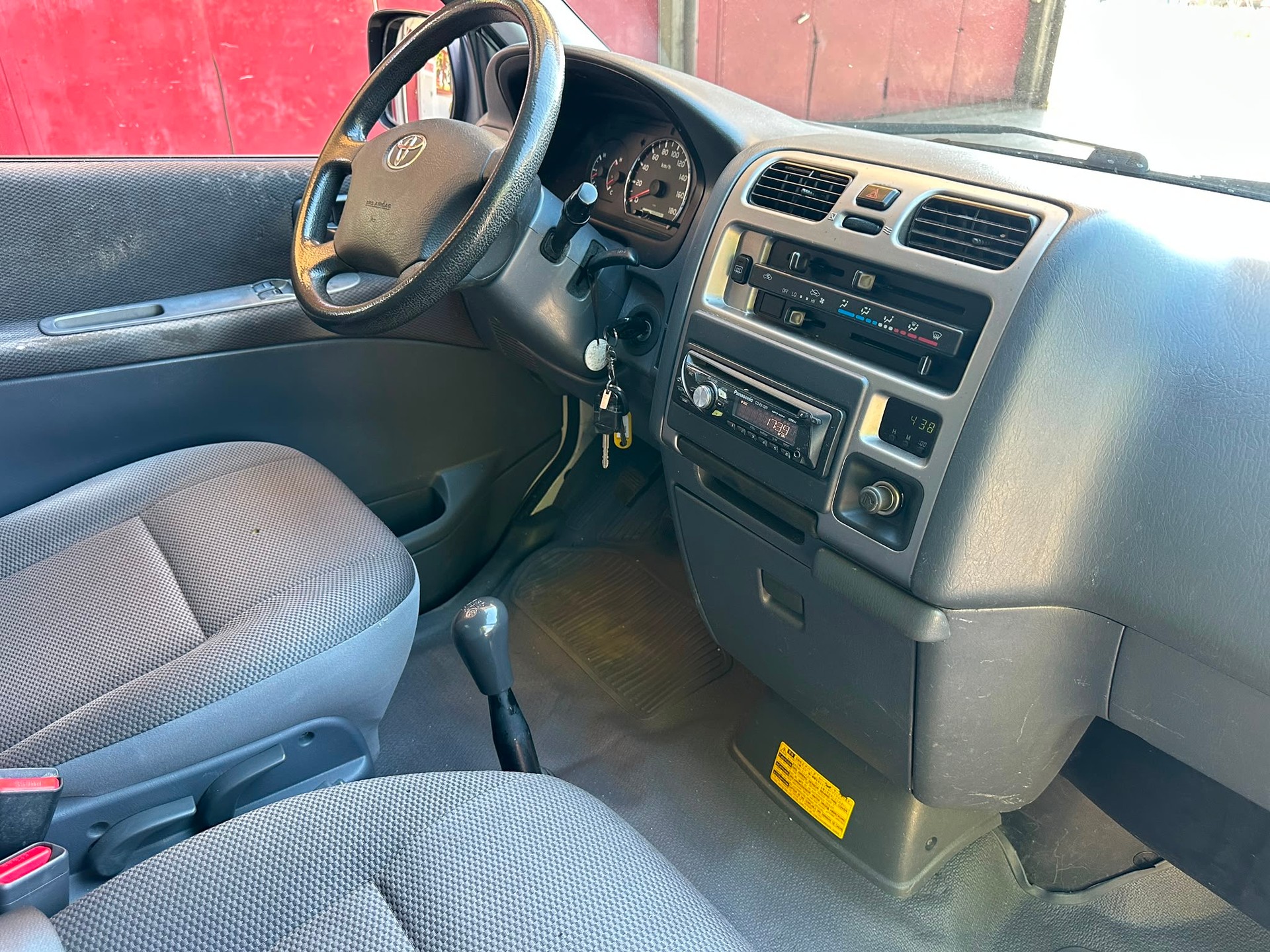 TOYOTA HI-ACE-image-8