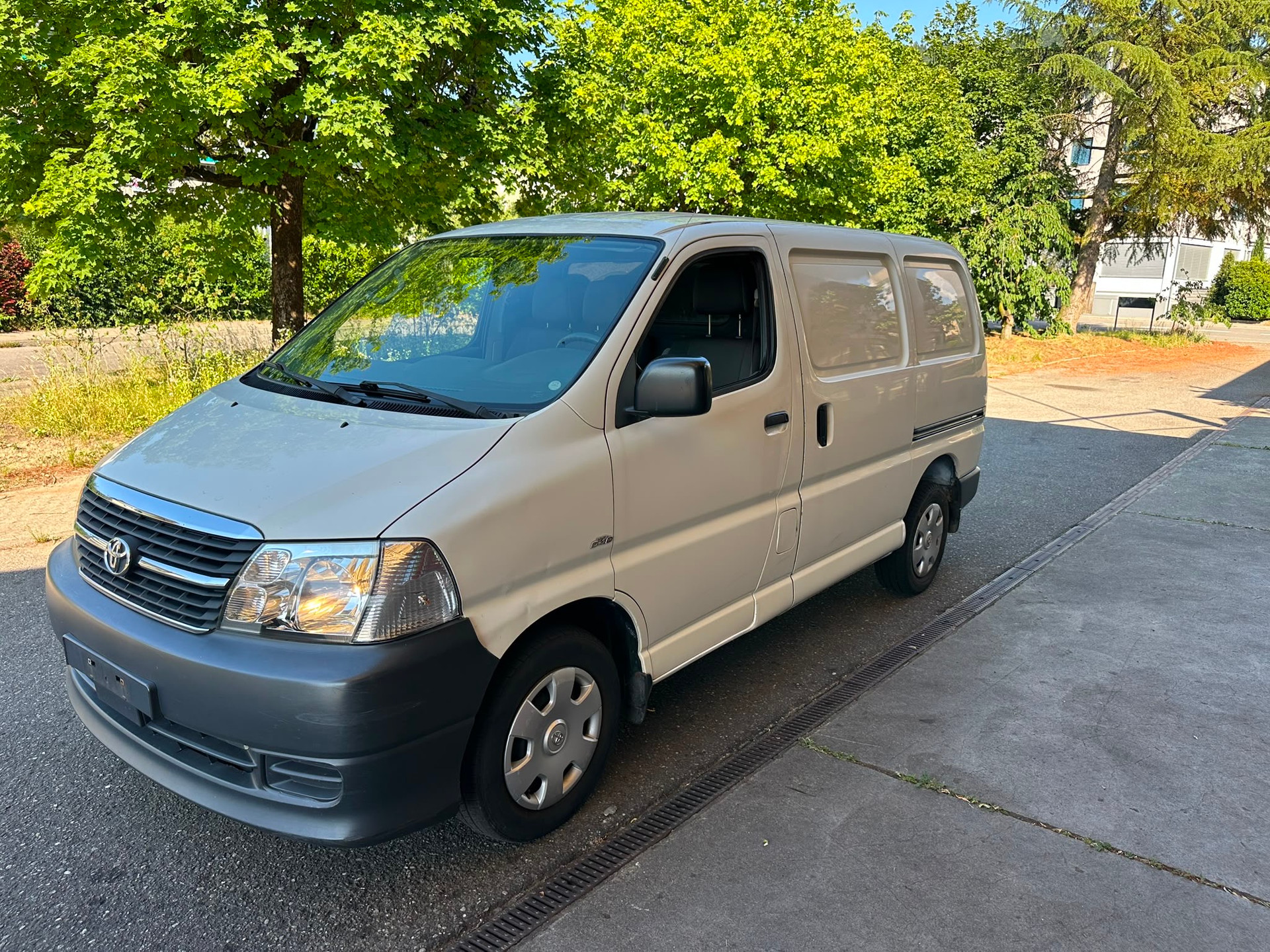 TOYOTA HI-ACE-image-1