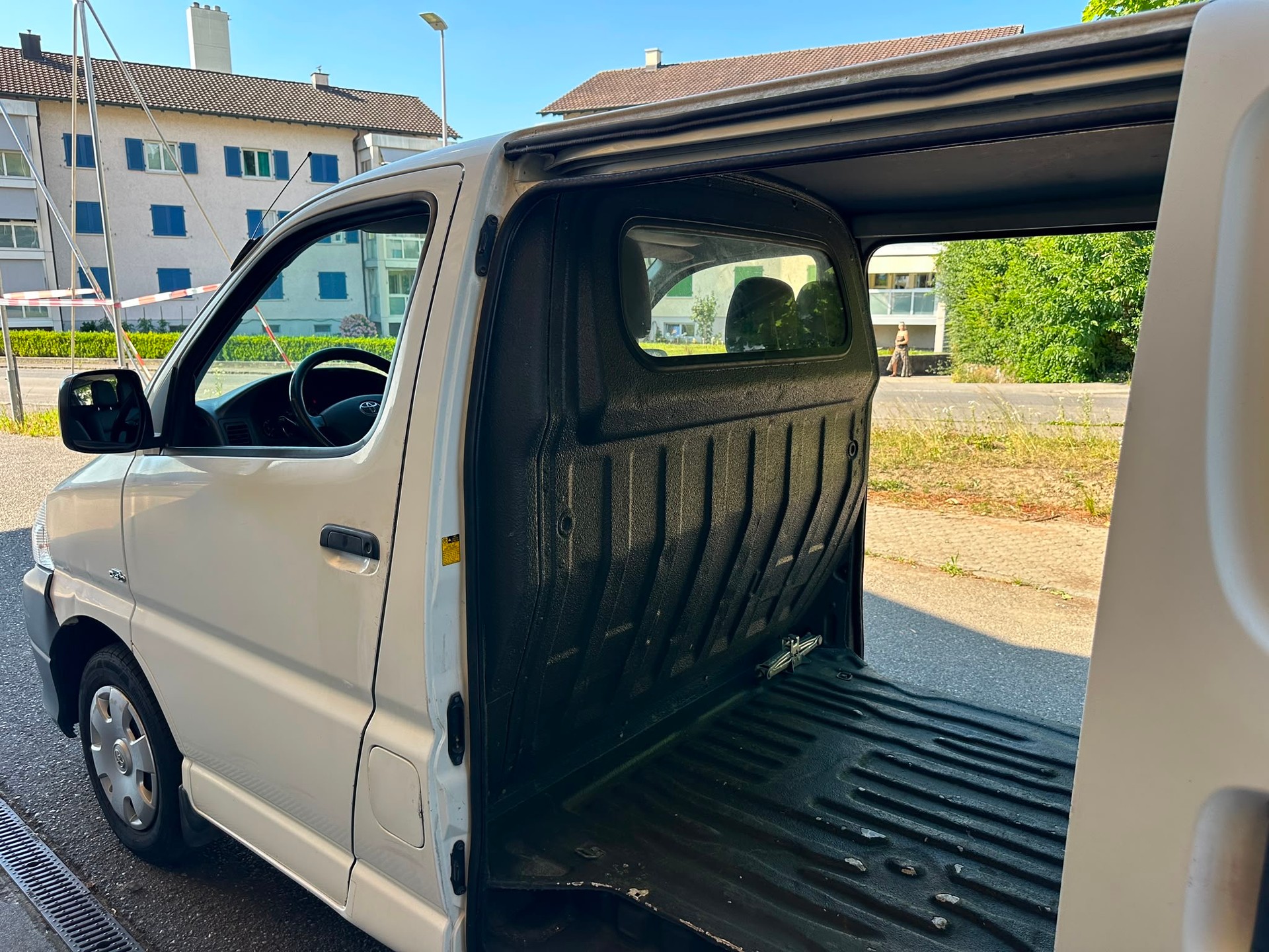 TOYOTA HI-ACE-image-13