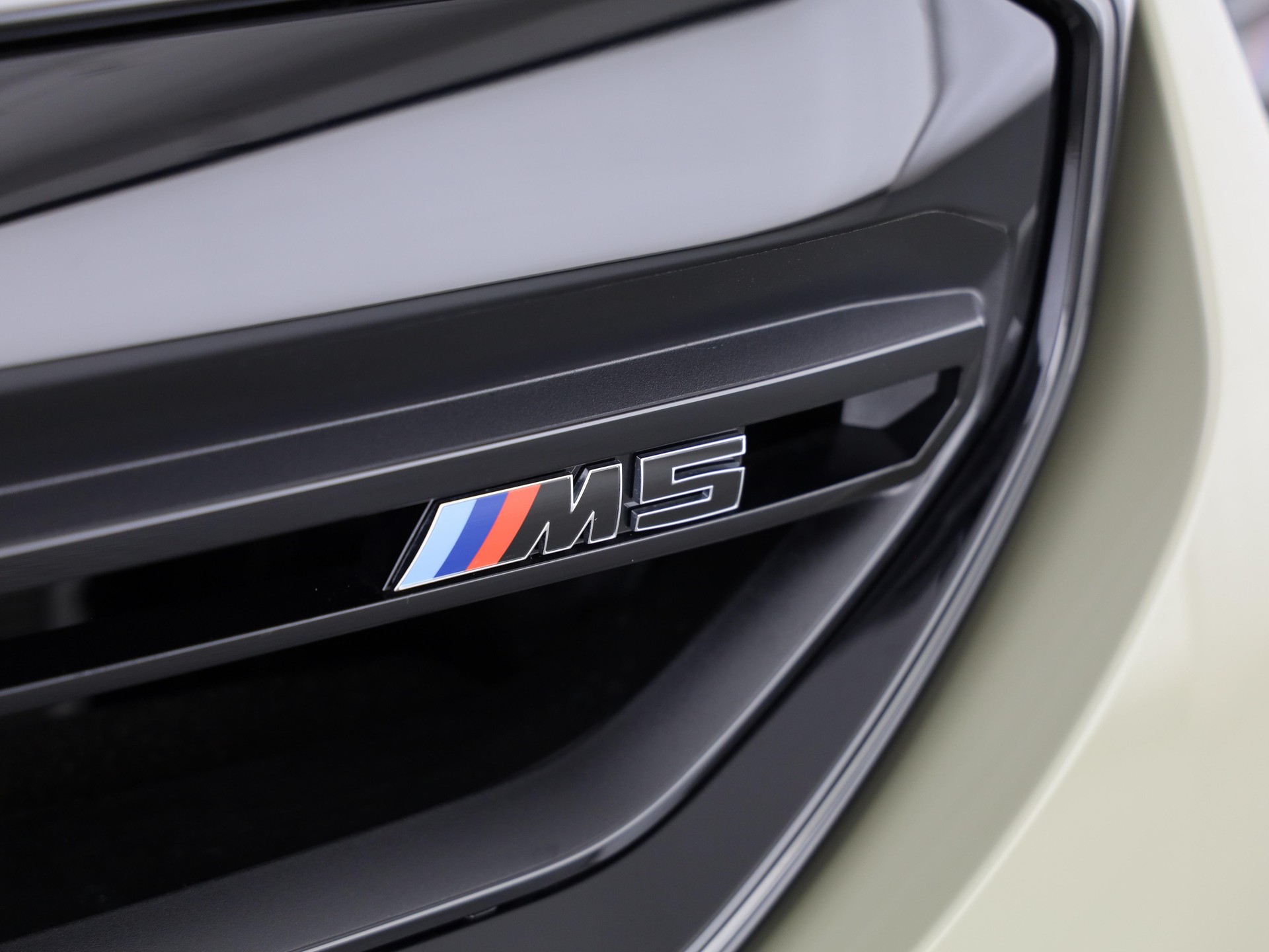 BMW M5 xDrive Touring-image-6