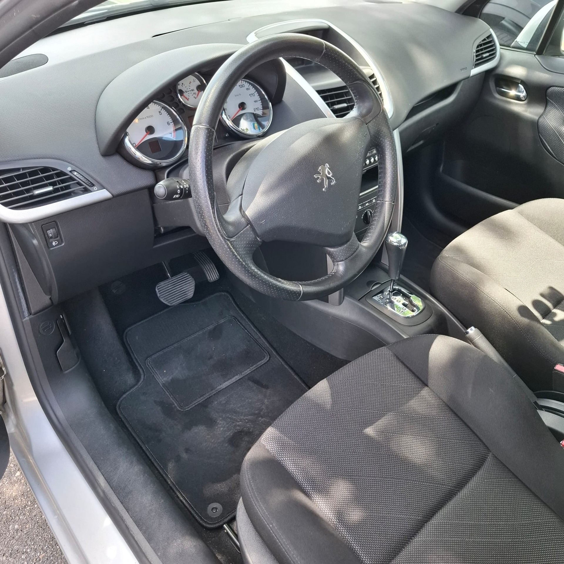 PEUGEOT 1.6 16V Black&Silver Edition-image-2