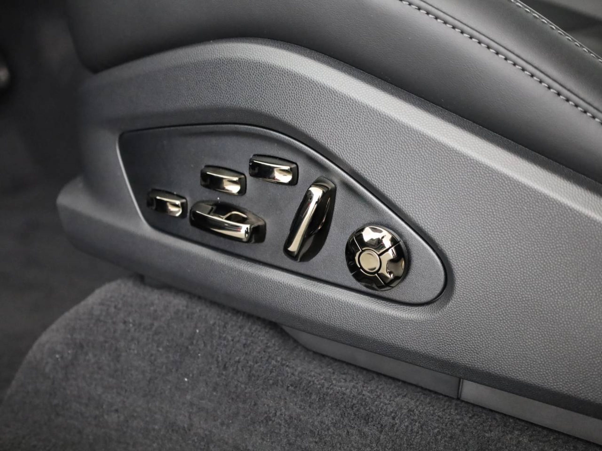 PORSCHE Cayenne Turbo Coupé Electric-image-18