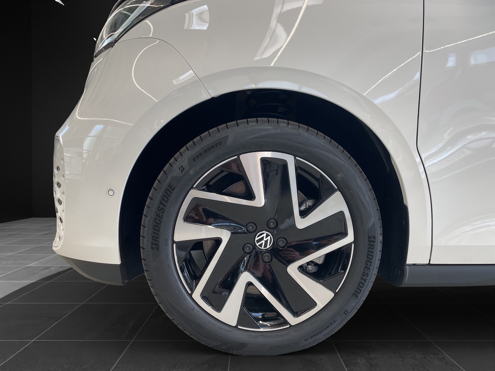 VW ID.Buzz LWB Pro 4 Motion-image-13