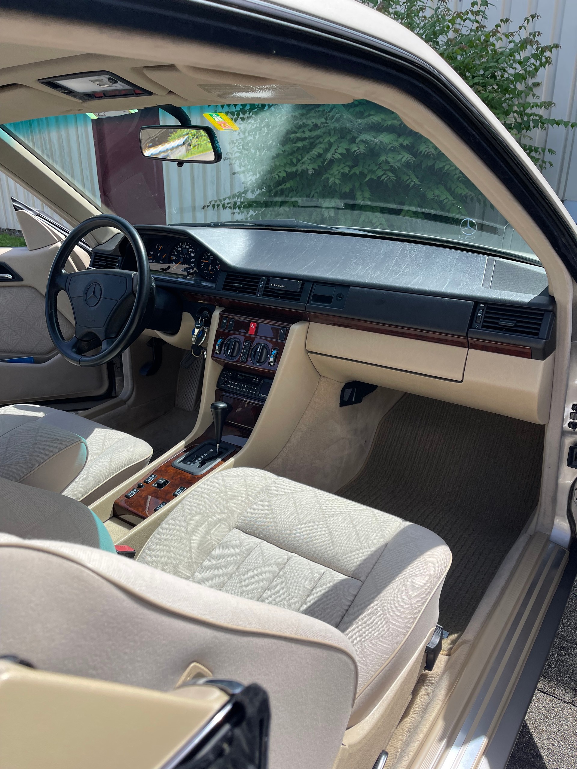 MERCEDES-BENZ E 220 Coupé (C124 - W124)-image-7