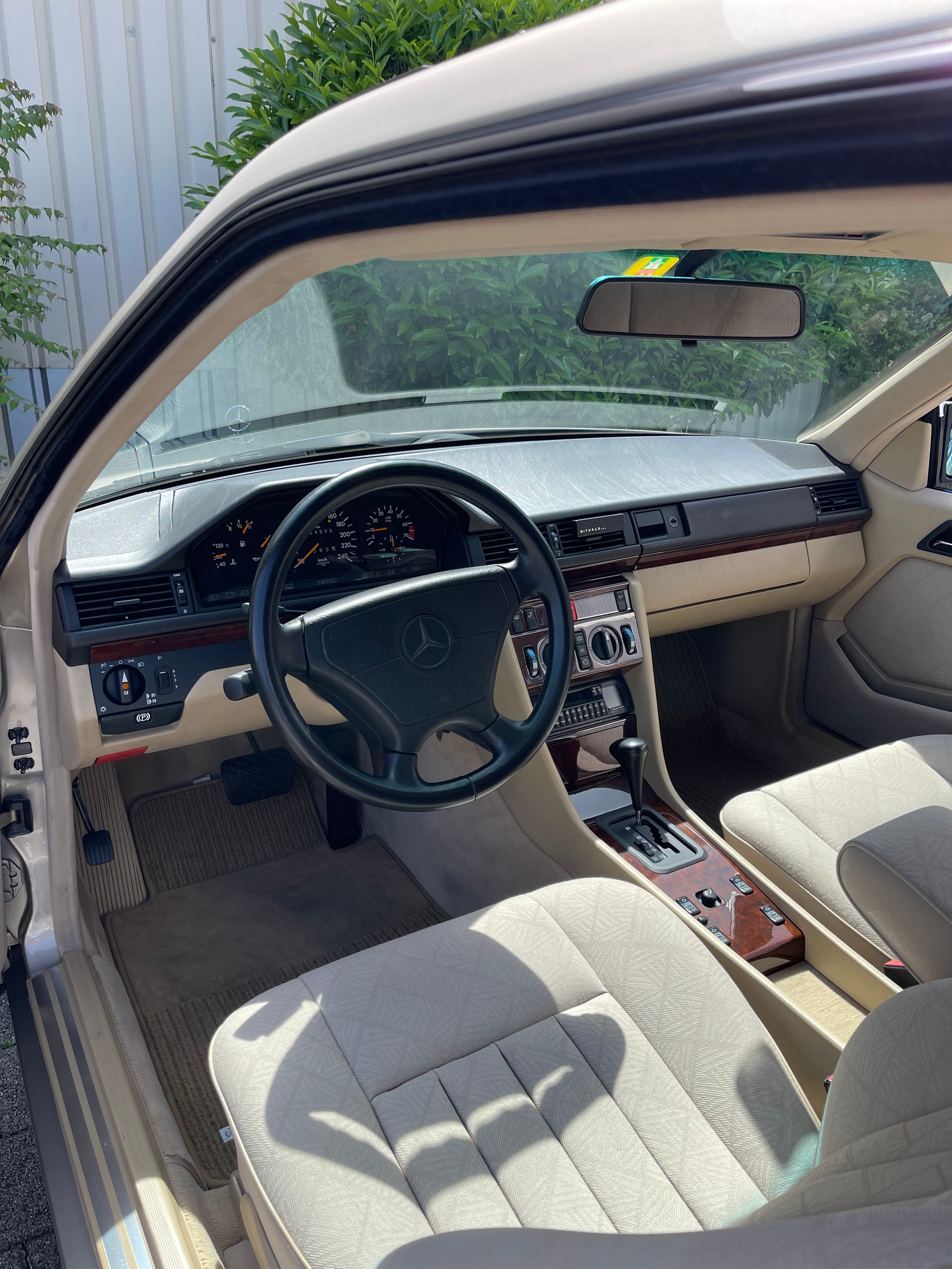 MERCEDES-BENZ E 220 Coupé (C124 - W124)-image-6