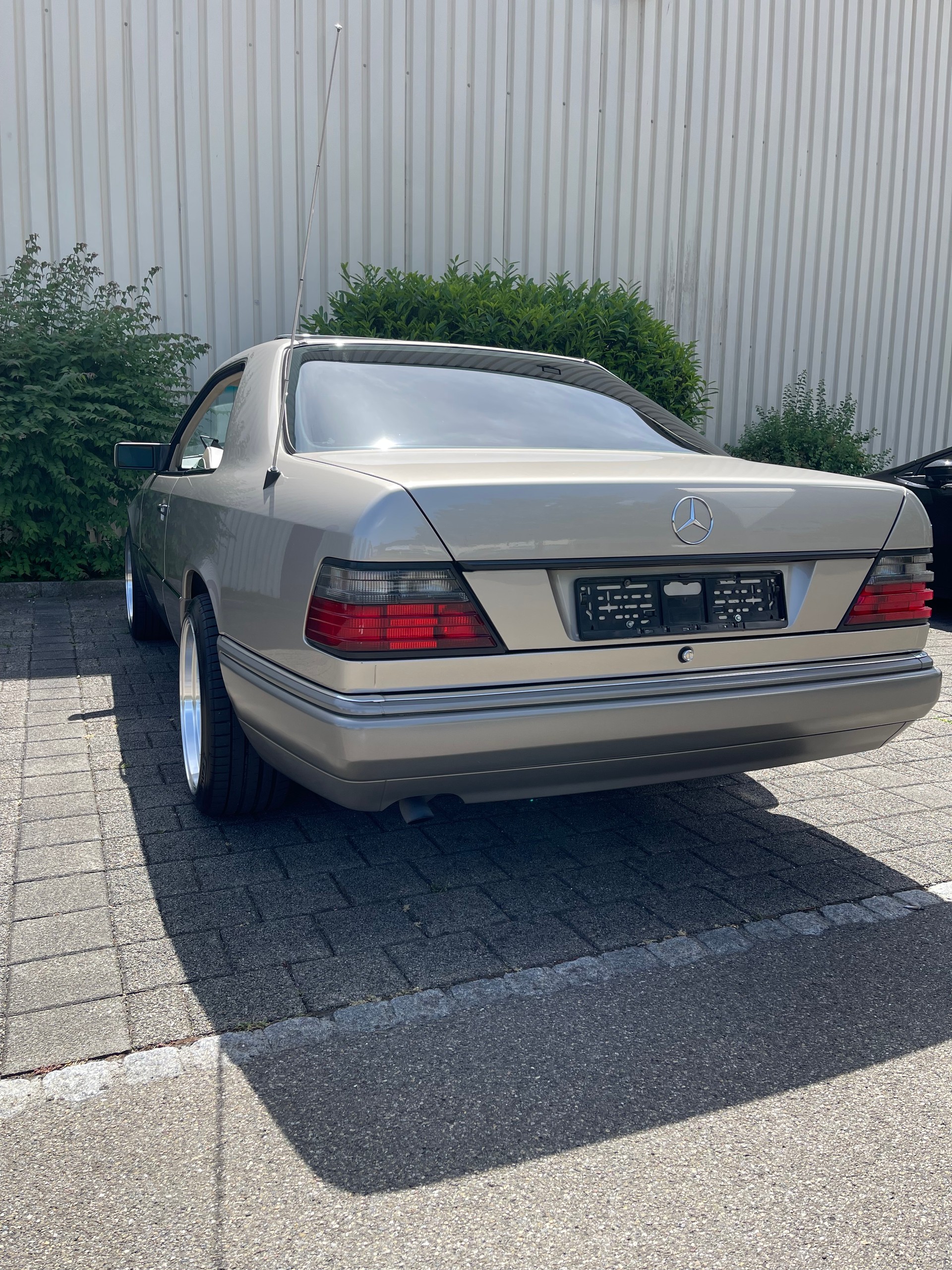MERCEDES-BENZ E 220 Coupé (C124 - W124)-image-3