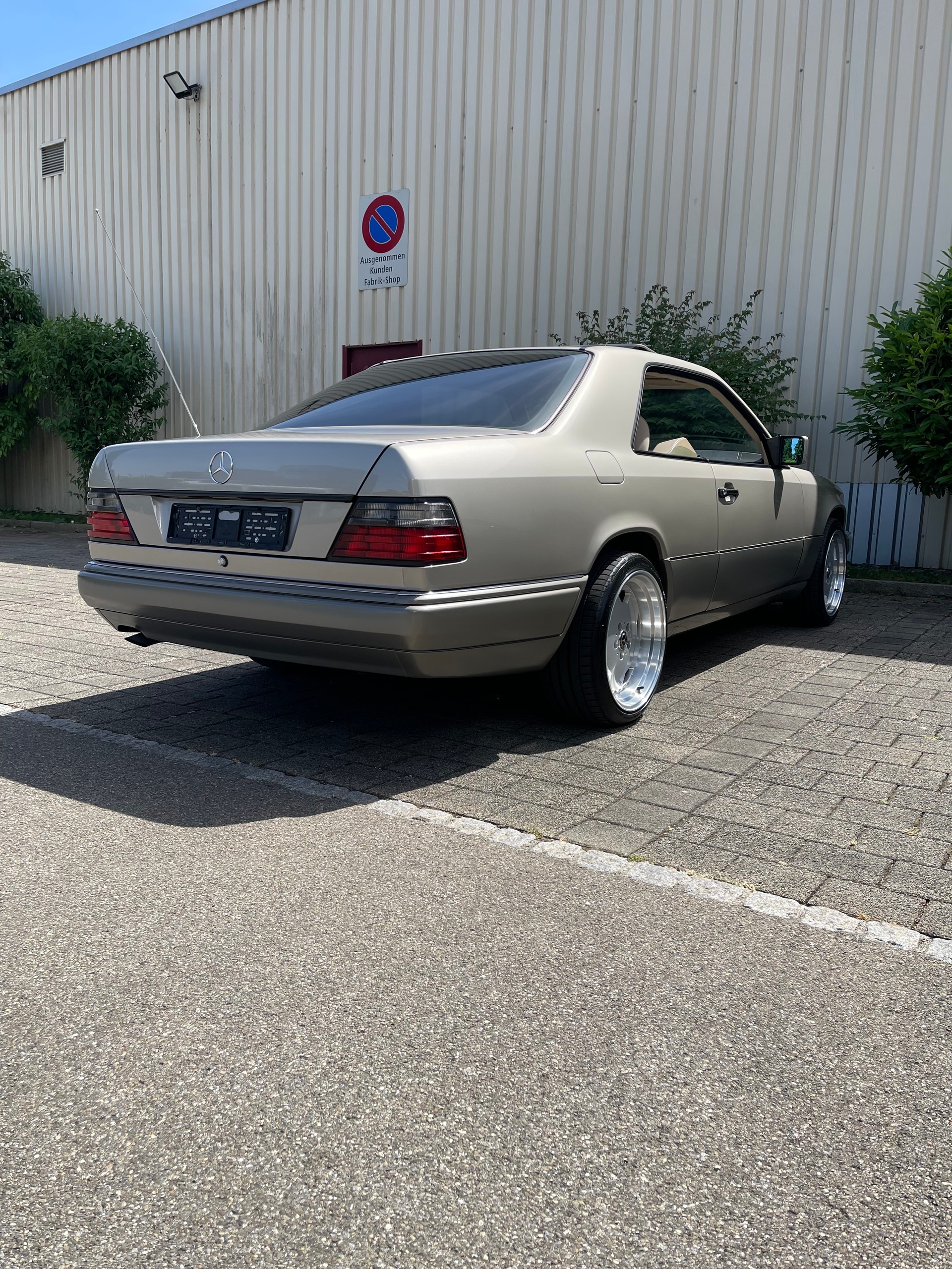MERCEDES-BENZ E 220 Coupé (C124 - W124)-image-4
