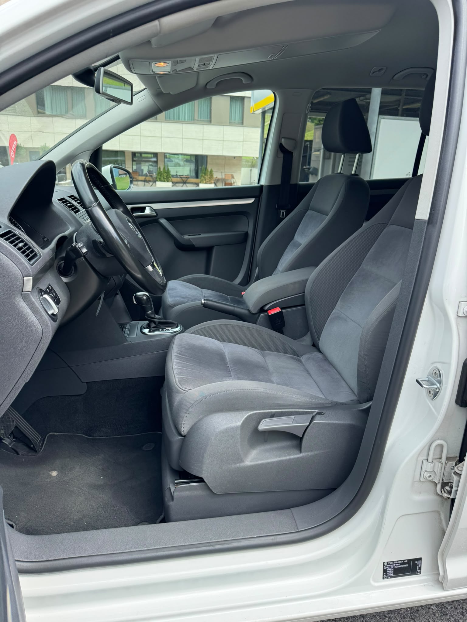 VW Touran 2.0 TDI Highline DSG-image-9