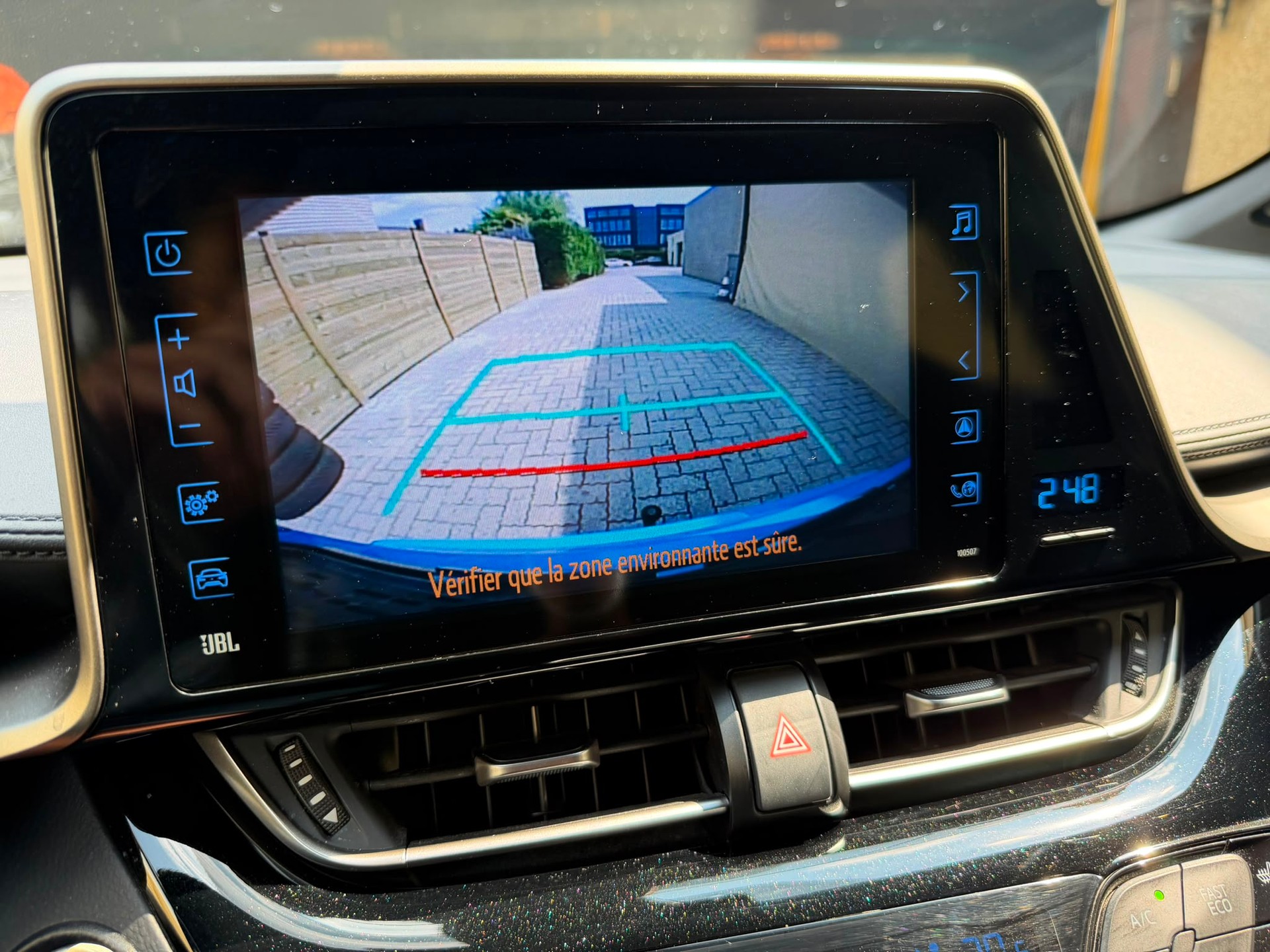 TOYOTA C-HR 1.8 HSD Swiss Limited Edition CVT *Attelage*-image-22