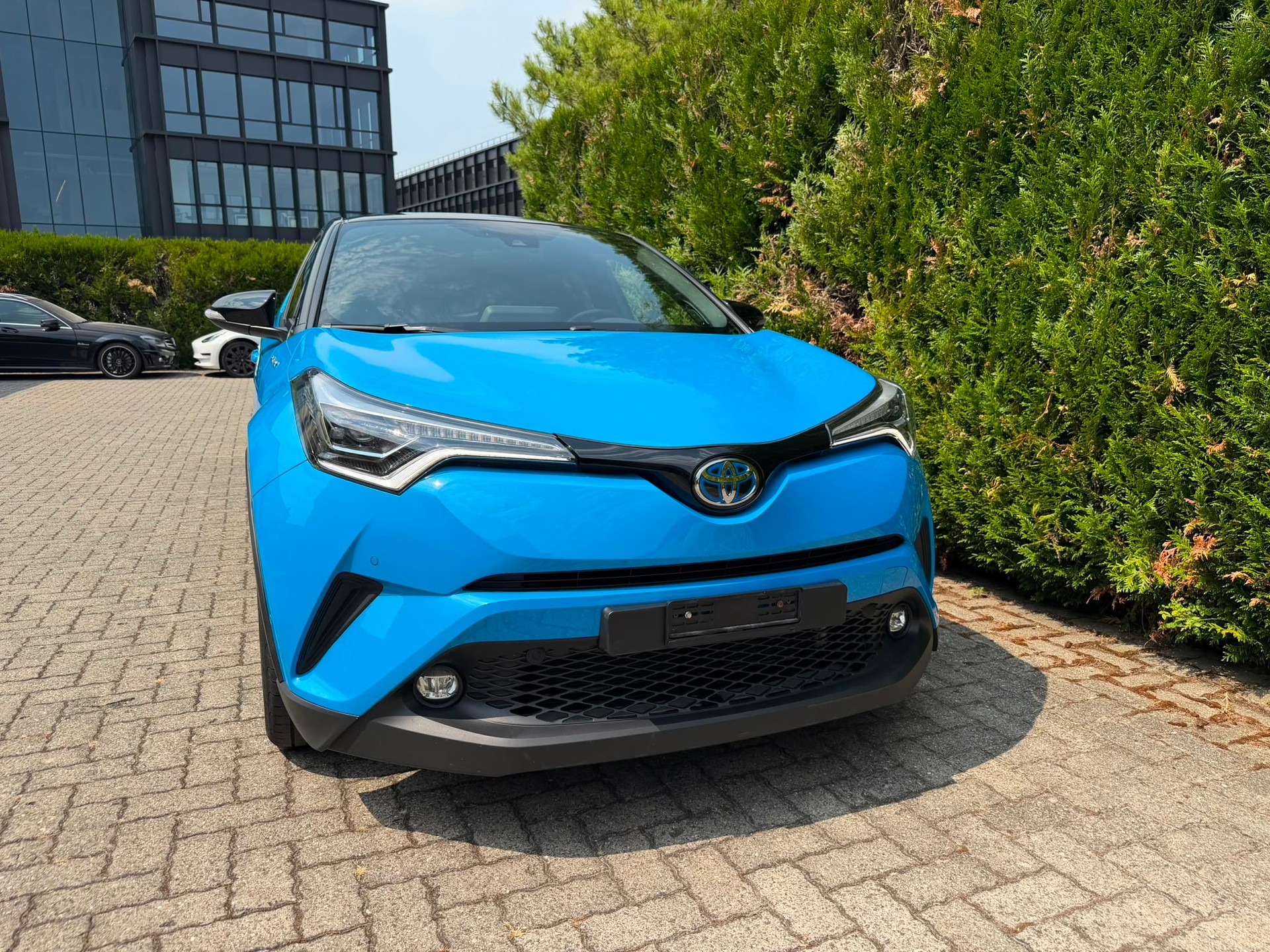 TOYOTA C-HR 1.8 HSD Swiss Limited Edition CVT *Attelage*-image-2