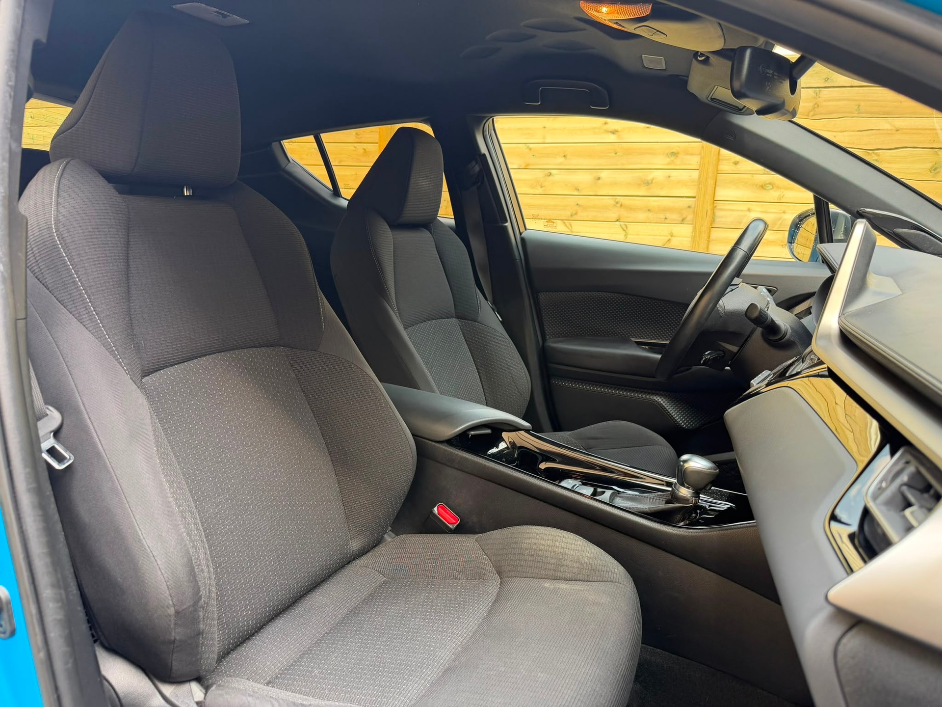 TOYOTA C-HR 1.8 HSD Swiss Limited Edition CVT *Attelage*-image-10
