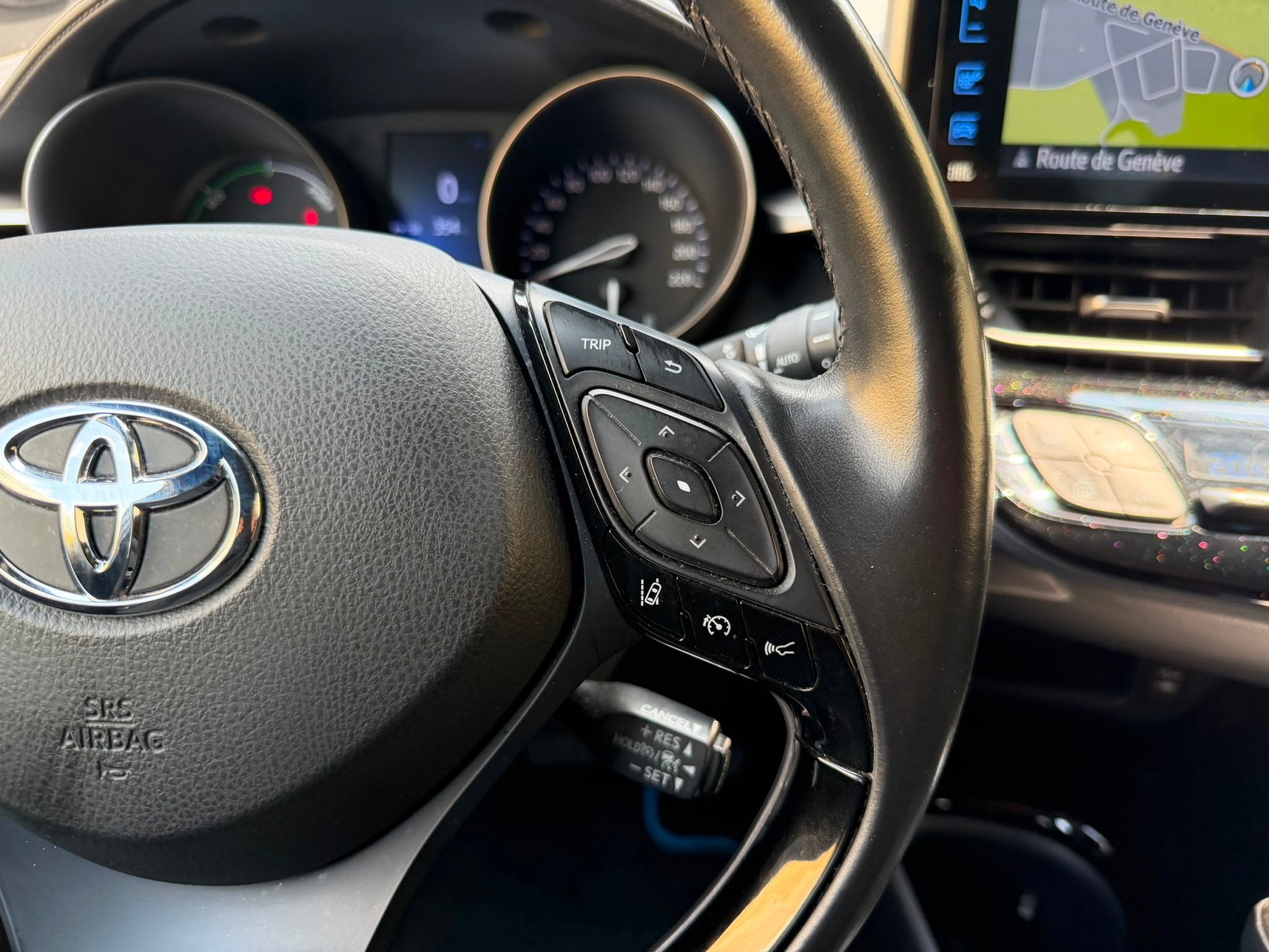 TOYOTA C-HR 1.8 HSD Swiss Limited Edition CVT *Attelage*-image-14
