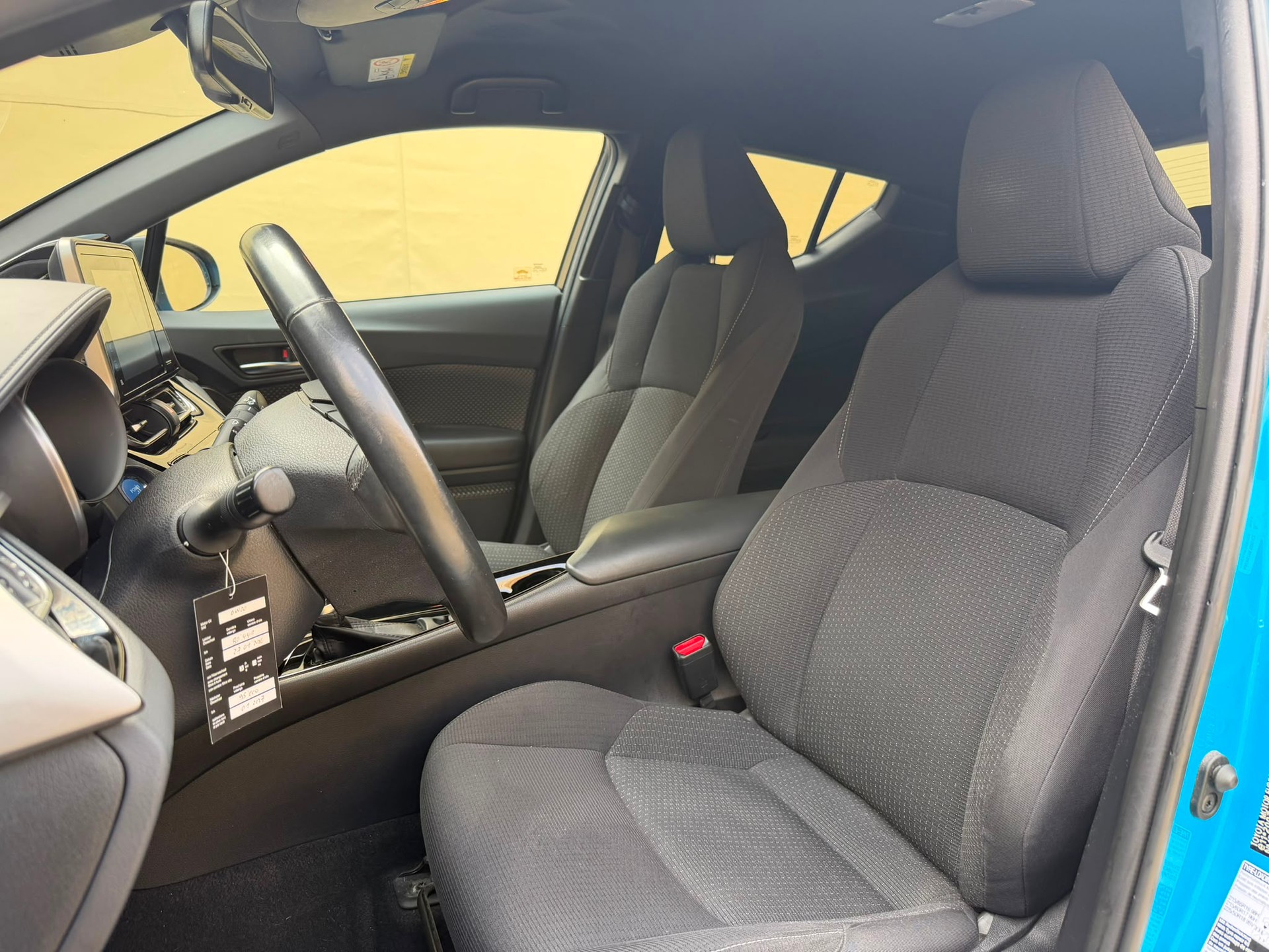 TOYOTA C-HR 1.8 HSD Swiss Limited Edition CVT *Attelage*-image-8