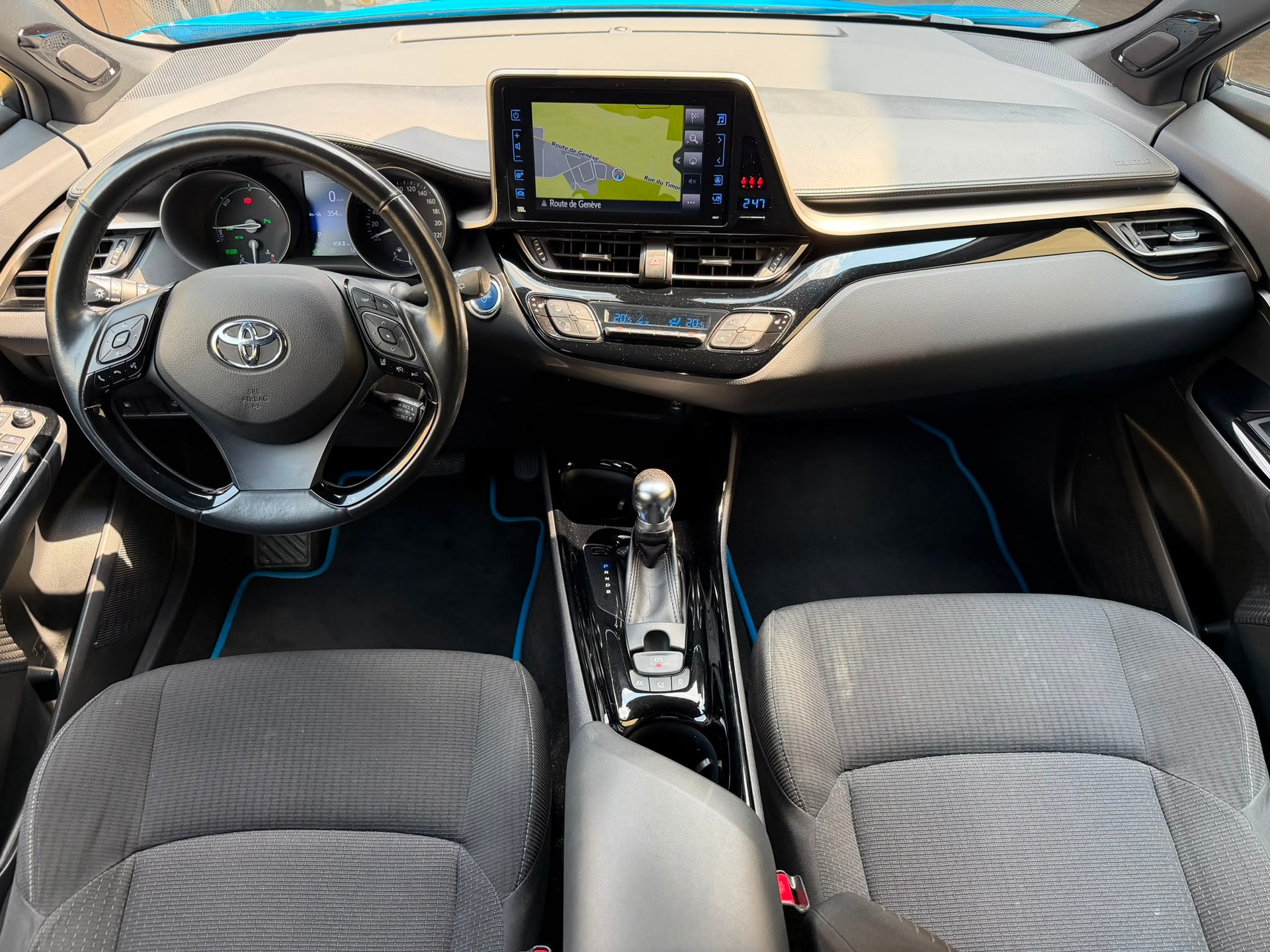 TOYOTA C-HR 1.8 HSD Swiss Limited Edition CVT *Attelage*-image-12