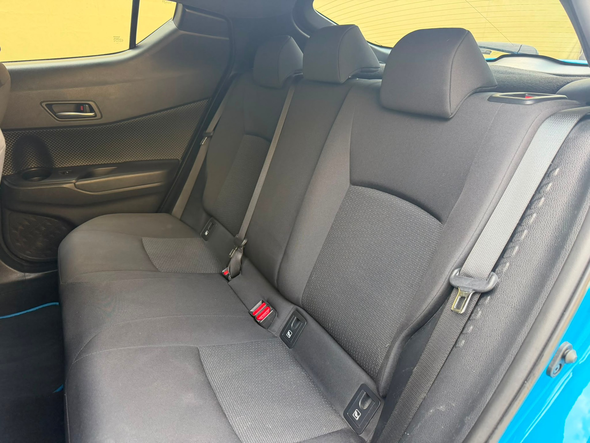 TOYOTA C-HR 1.8 HSD Swiss Limited Edition CVT *Attelage*-image-9