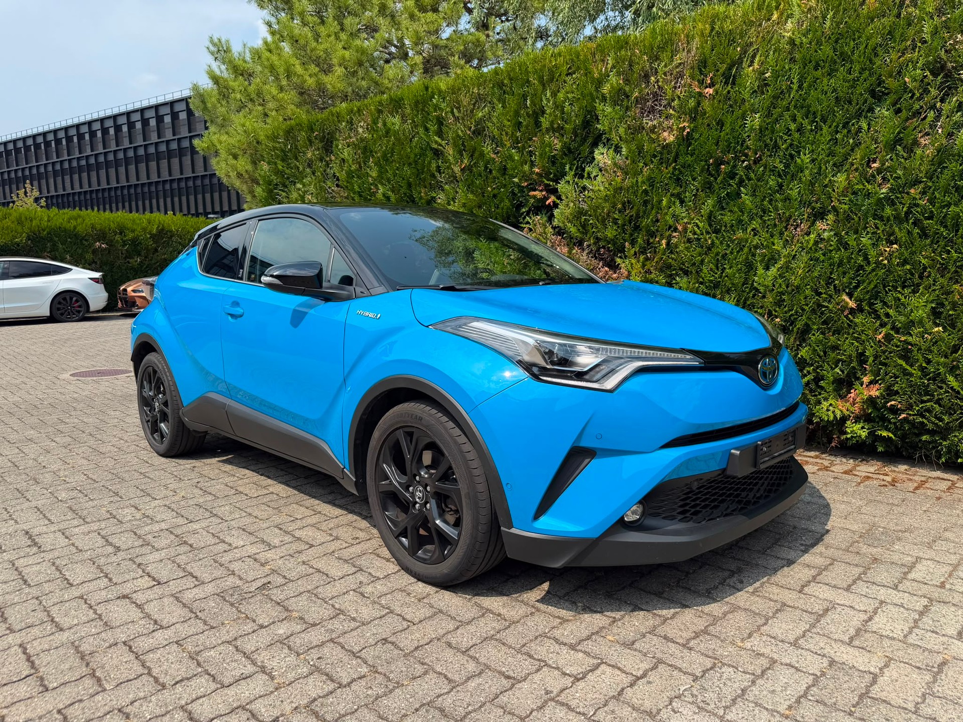 TOYOTA C-HR 1.8 HSD Swiss Limited Edition CVT *Attelage*-image-0