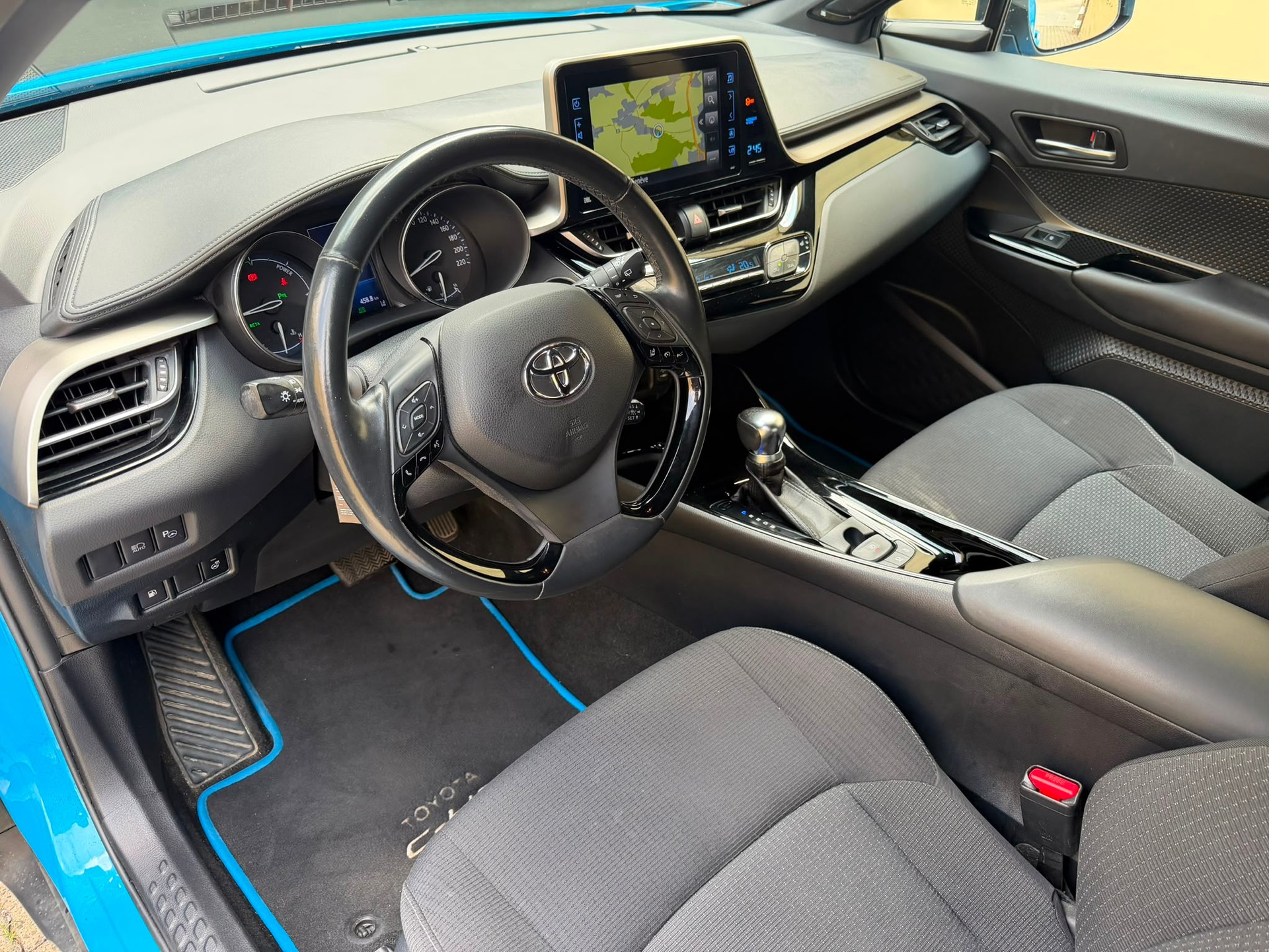 TOYOTA C-HR 1.8 HSD Swiss Limited Edition CVT *Attelage*-image-1
