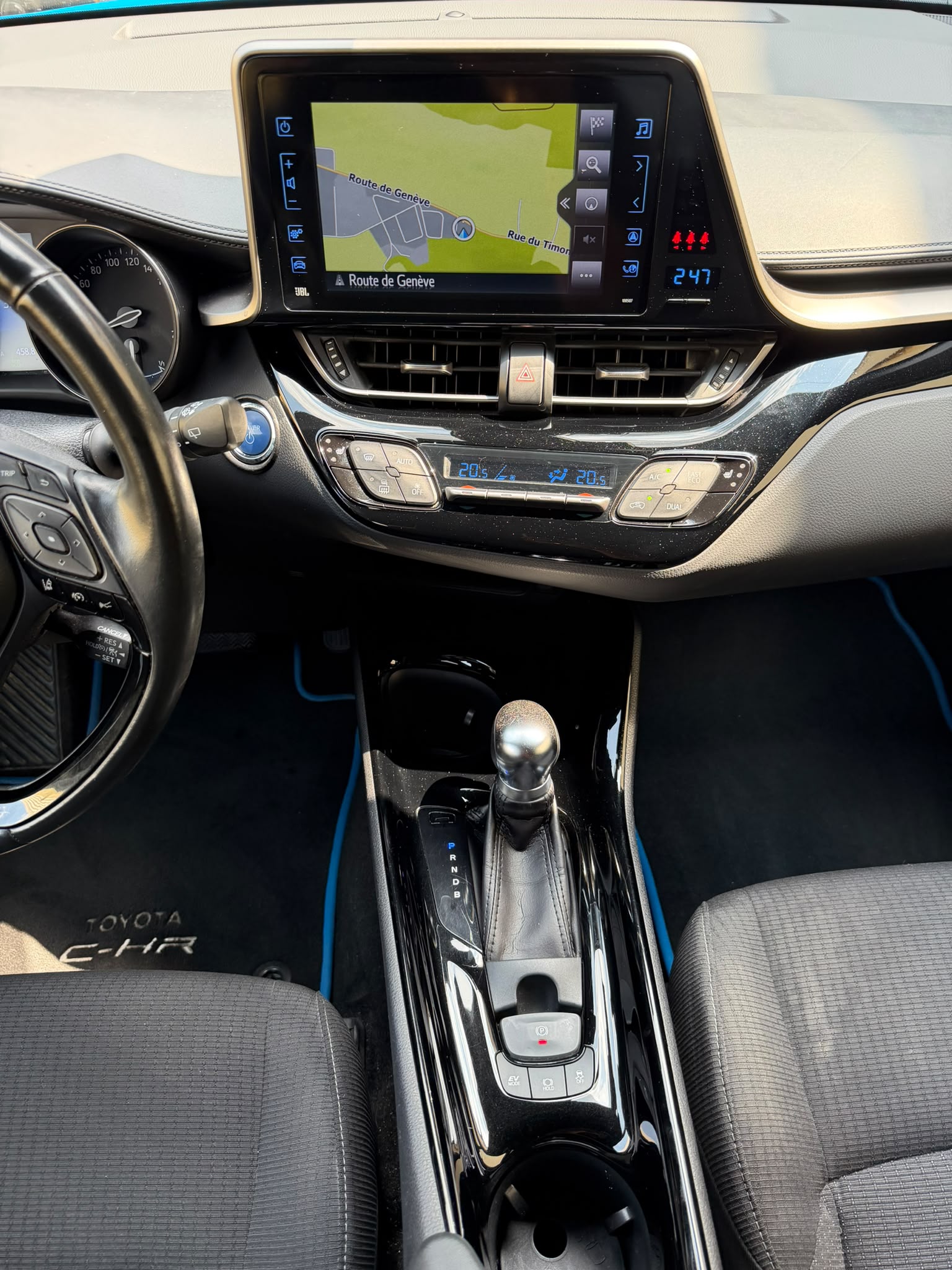 TOYOTA C-HR 1.8 HSD Swiss Limited Edition CVT *Attelage*-image-16