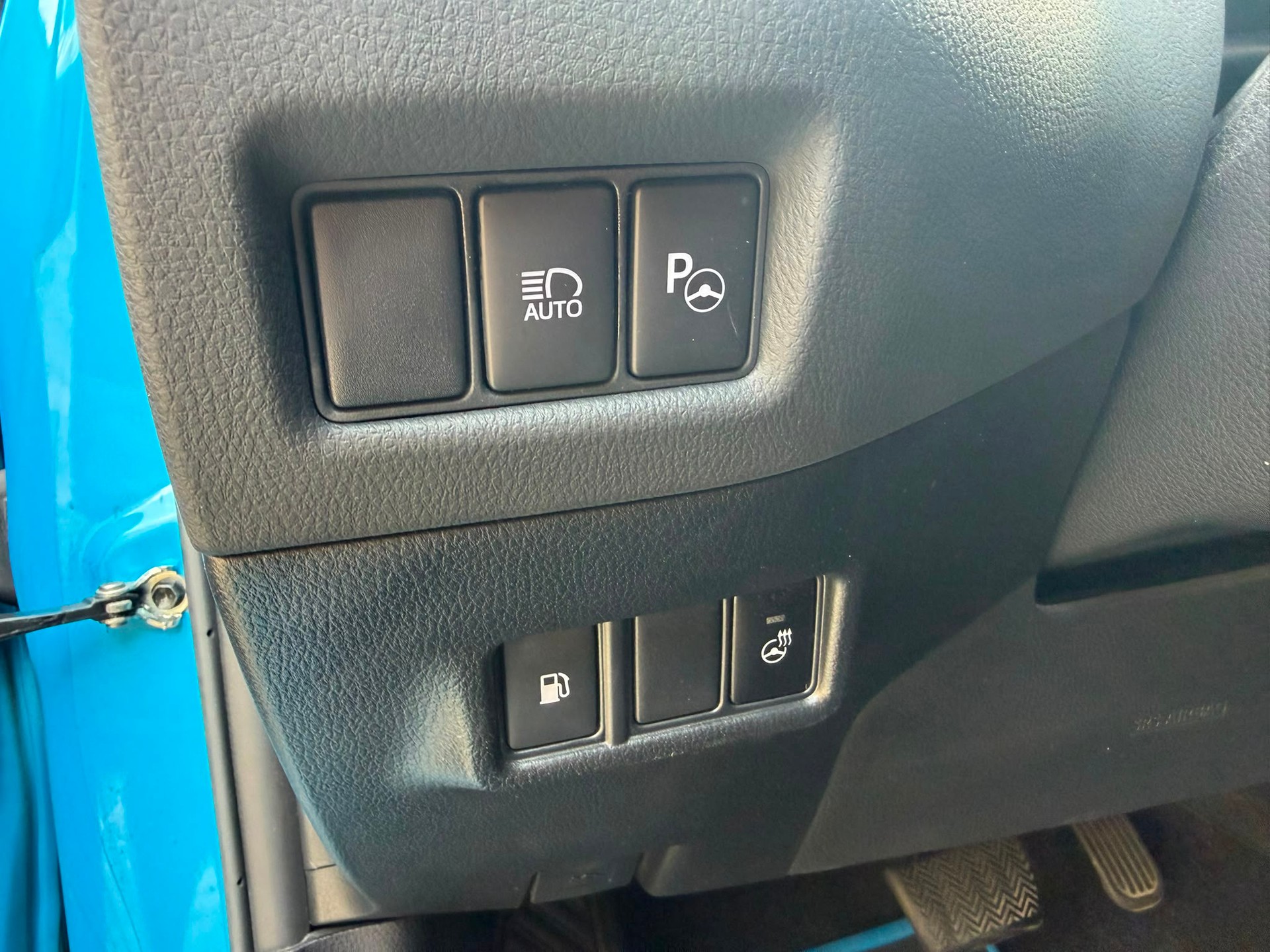 TOYOTA C-HR 1.8 HSD Swiss Limited Edition CVT *Attelage*-image-18
