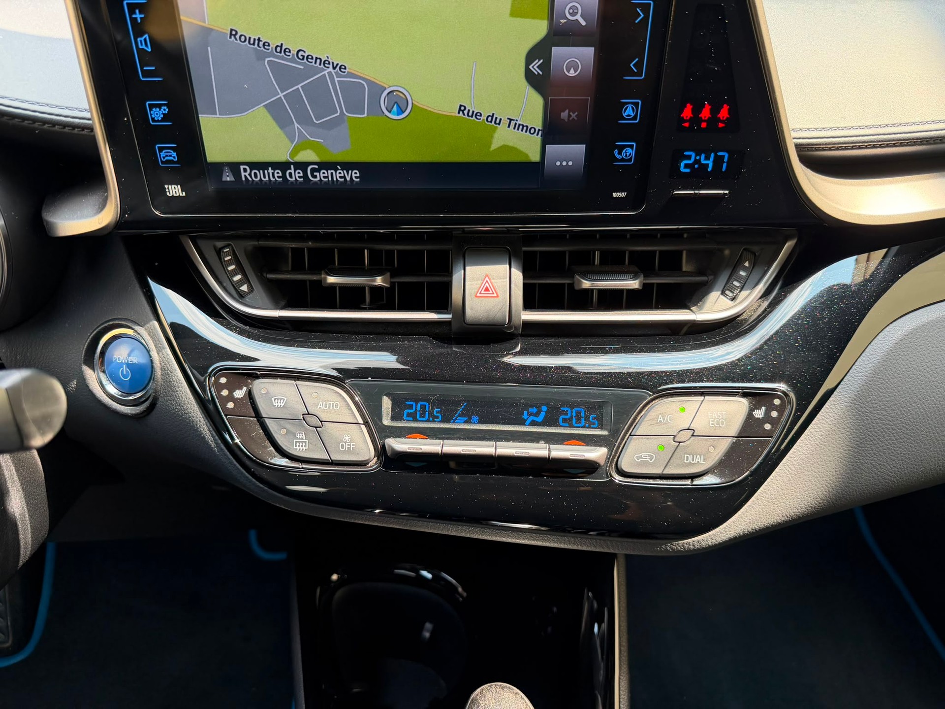 TOYOTA C-HR 1.8 HSD Swiss Limited Edition CVT *Attelage*-image-17