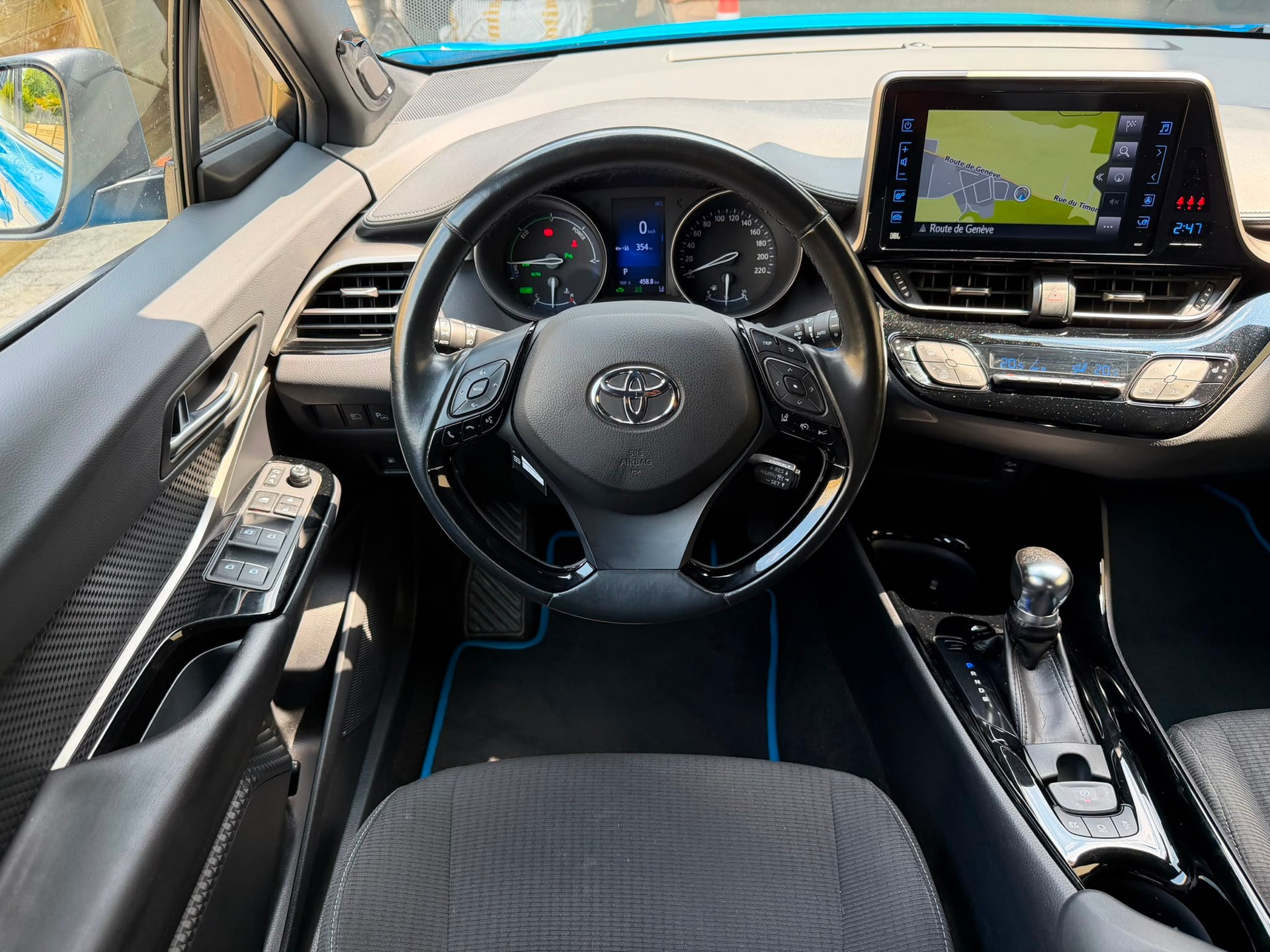 TOYOTA C-HR 1.8 HSD Swiss Limited Edition CVT *Attelage*-image-13