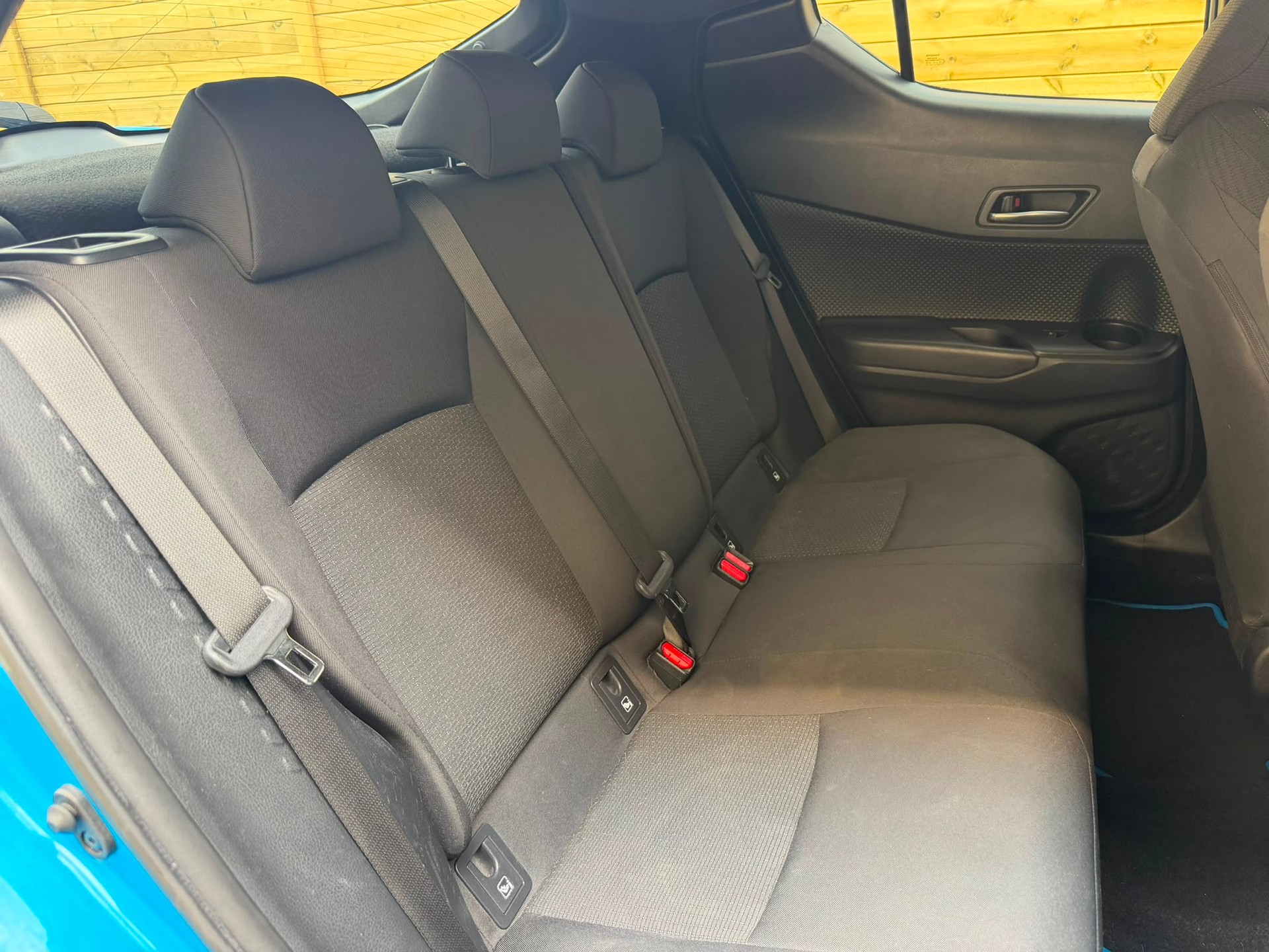 TOYOTA C-HR 1.8 HSD Swiss Limited Edition CVT *Attelage*-image-11