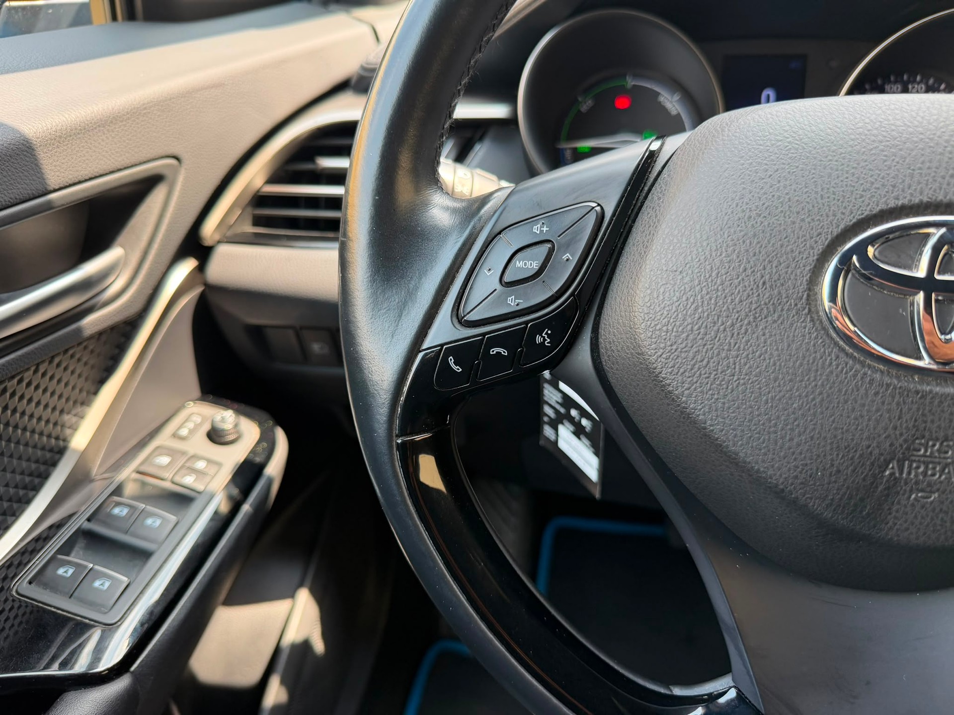 TOYOTA C-HR 1.8 HSD Swiss Limited Edition CVT *Attelage*-image-15